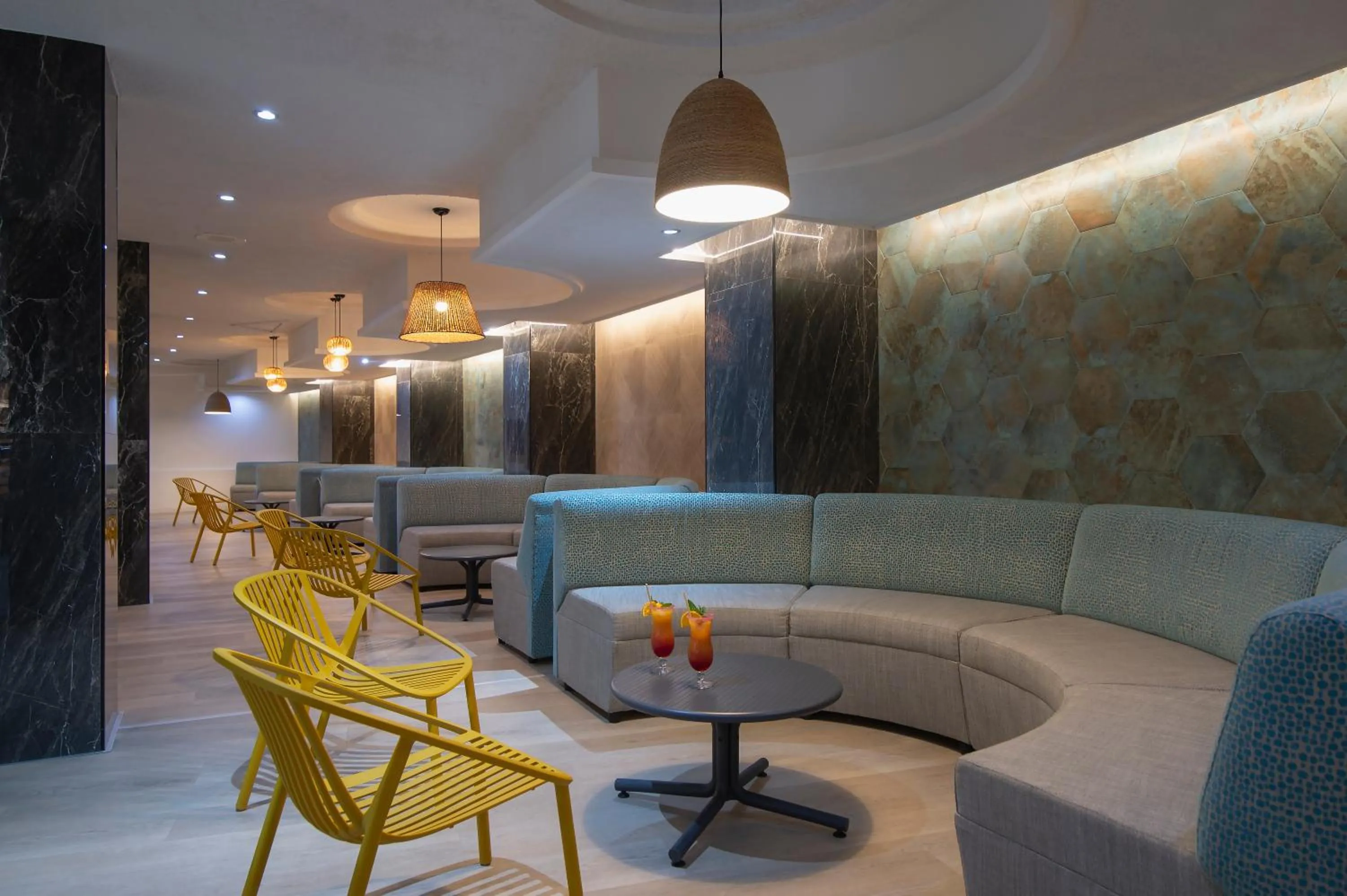 Lounge or bar in Hotel Benidorm East by Pierre & Vacances