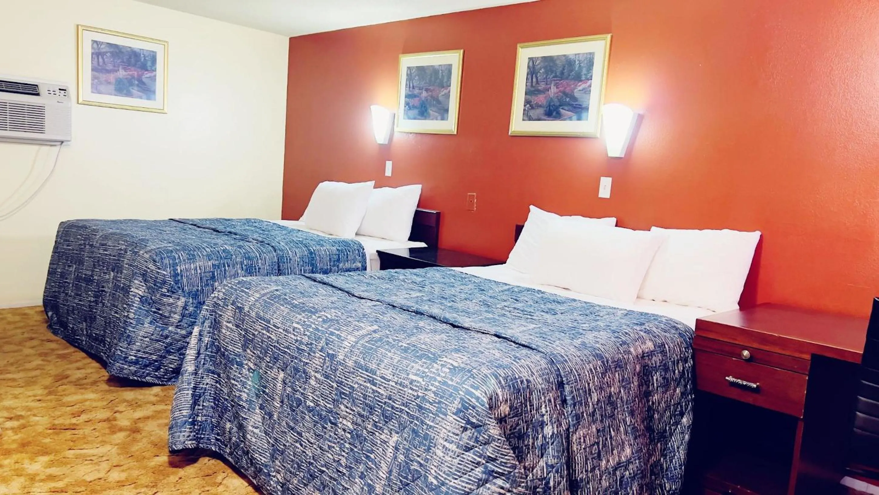 Bed in Travelors Lodge Motel & RV Park US-287&US-96