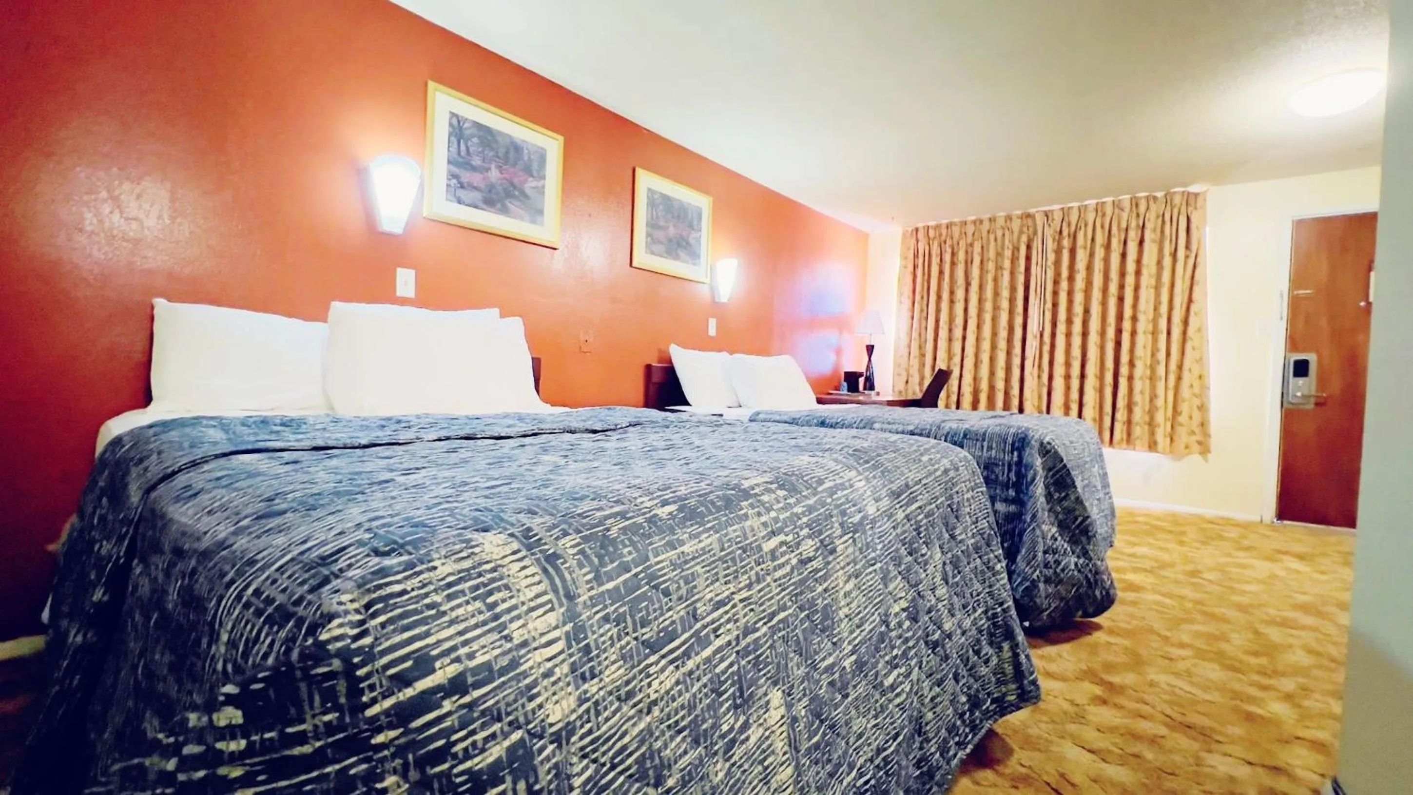 Bed in Travelors Lodge Motel & RV Park US-287&US-96