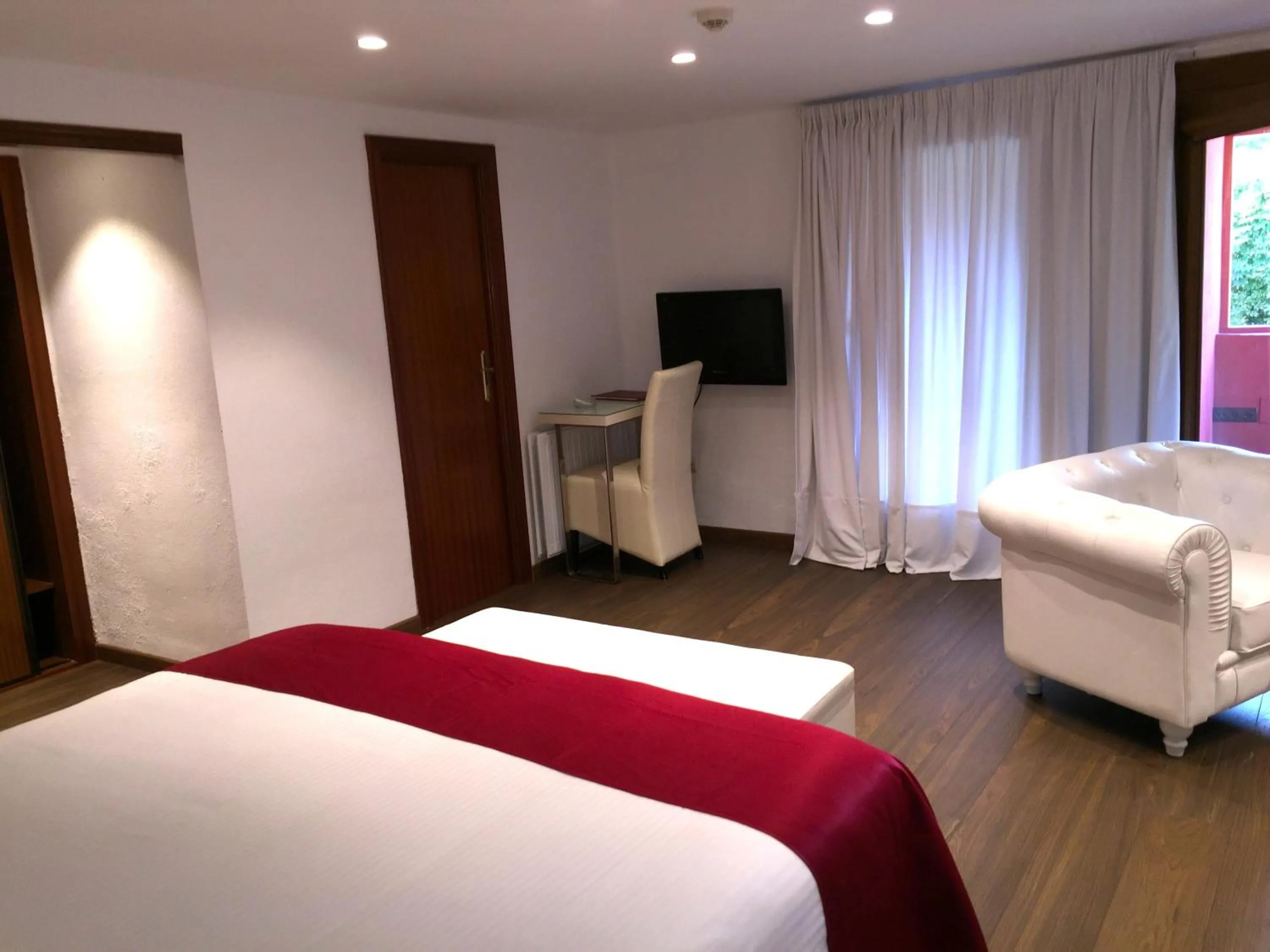 Photo of the whole room, Bed in Hotel Del Lago