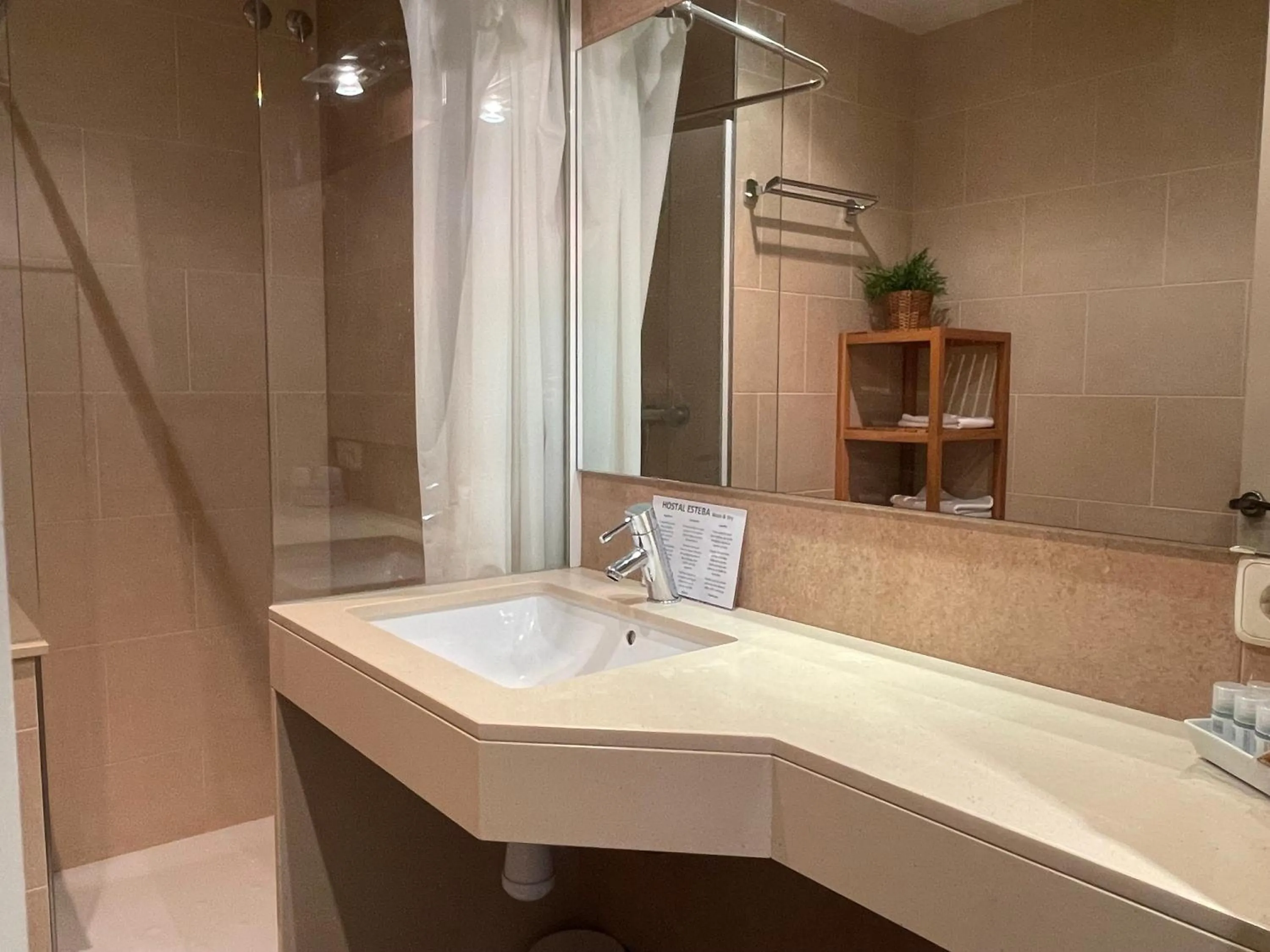 Photo of the whole room in Hotel Esteba