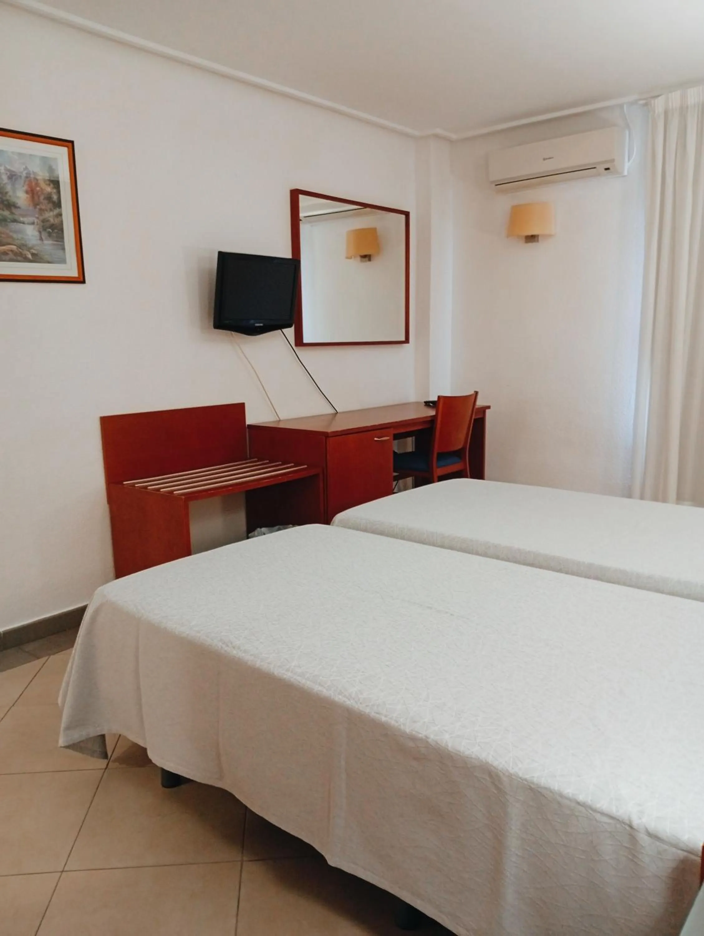 Photo of the whole room, Bed in Torrejoven