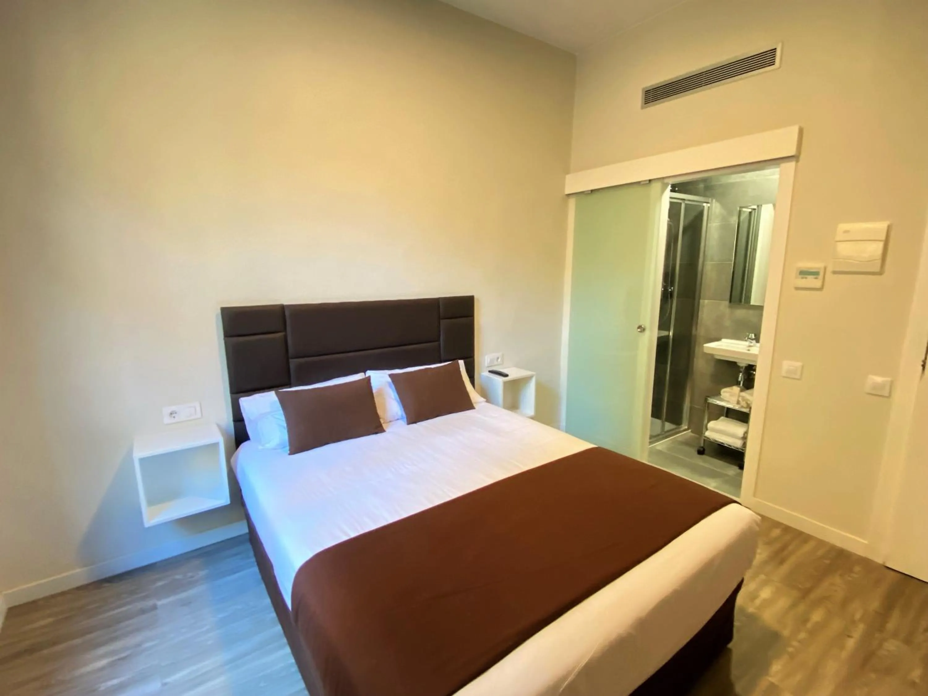 Photo of the whole room, Bed in BCN Urbaness Hotels Bonavista