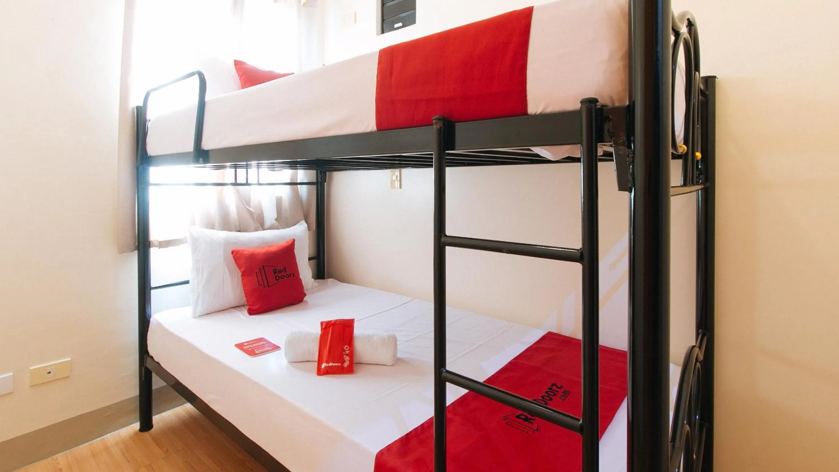 bunk bed, Bed in RedDoorz @ Golden Travellers Inn Antique