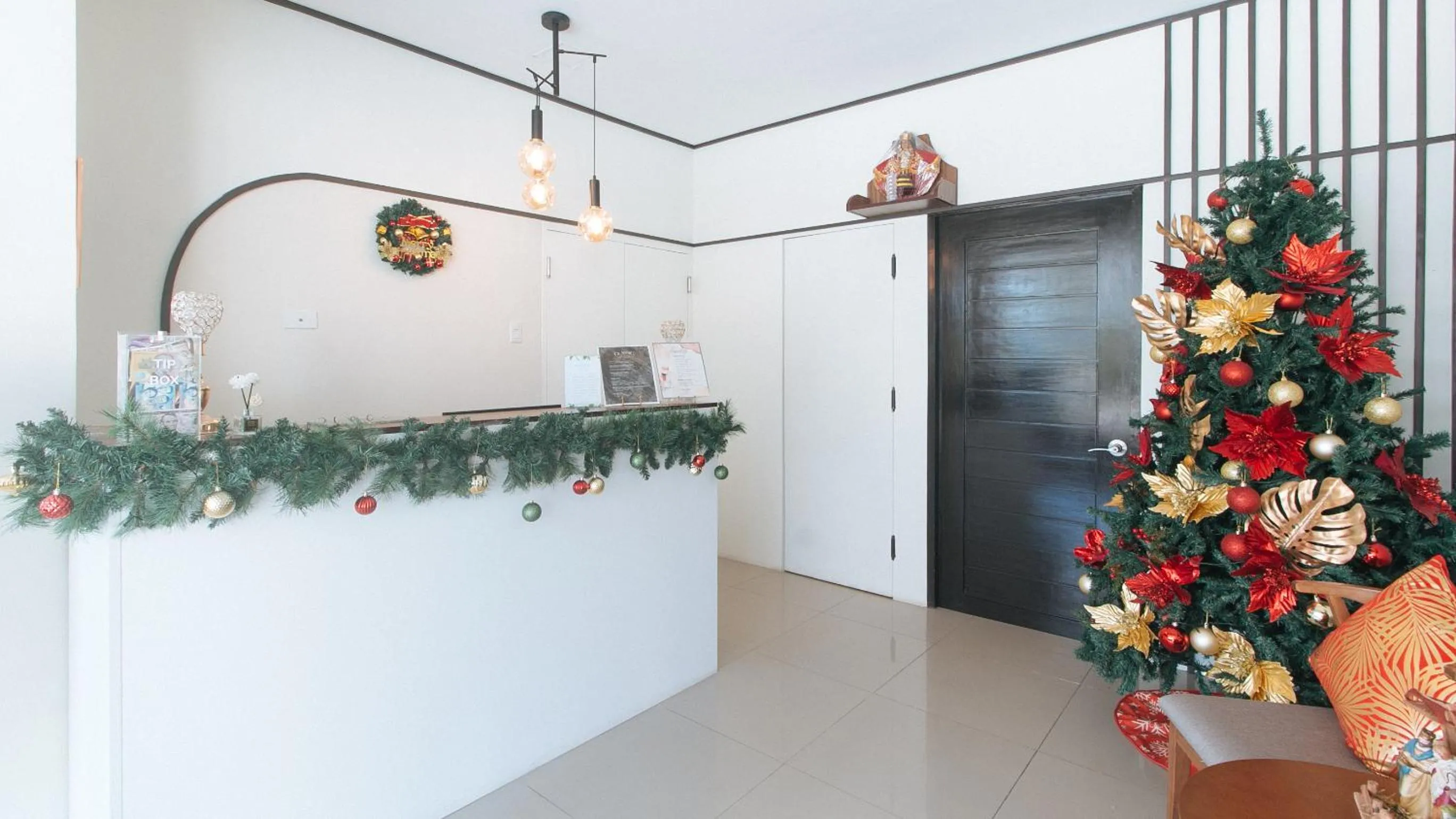 Lobby or reception in RedDoorz @ Leoncia Apartelle Mandaue City