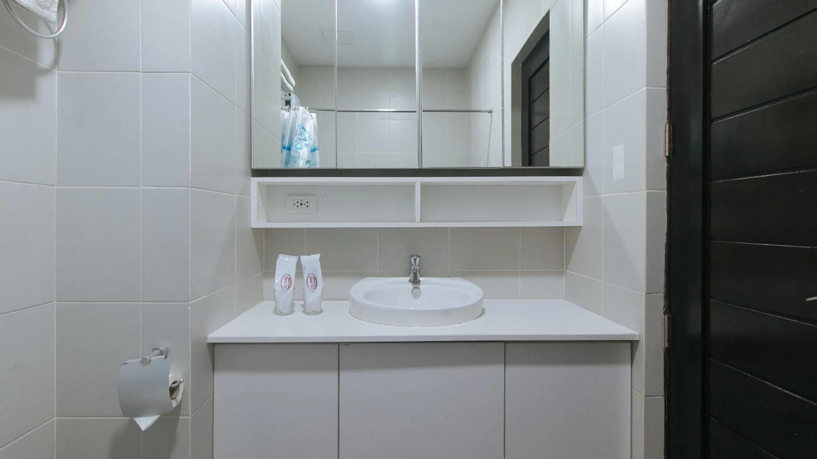 Bathroom in RedDoorz @ Leoncia Apartelle Mandaue City