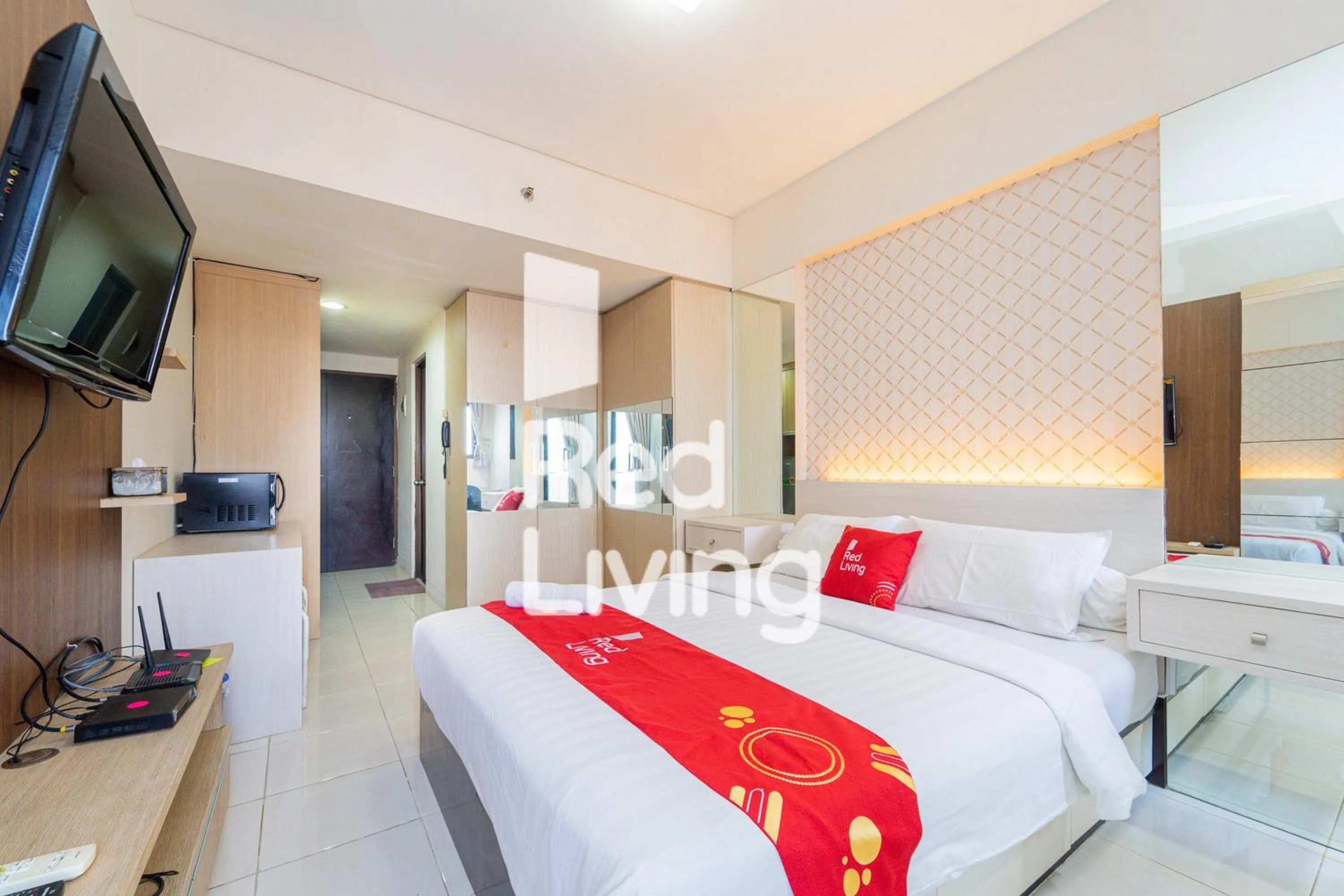 Bedroom, Bed in RedLiving Apartemen Tamansari Sudirman - Abdi Home