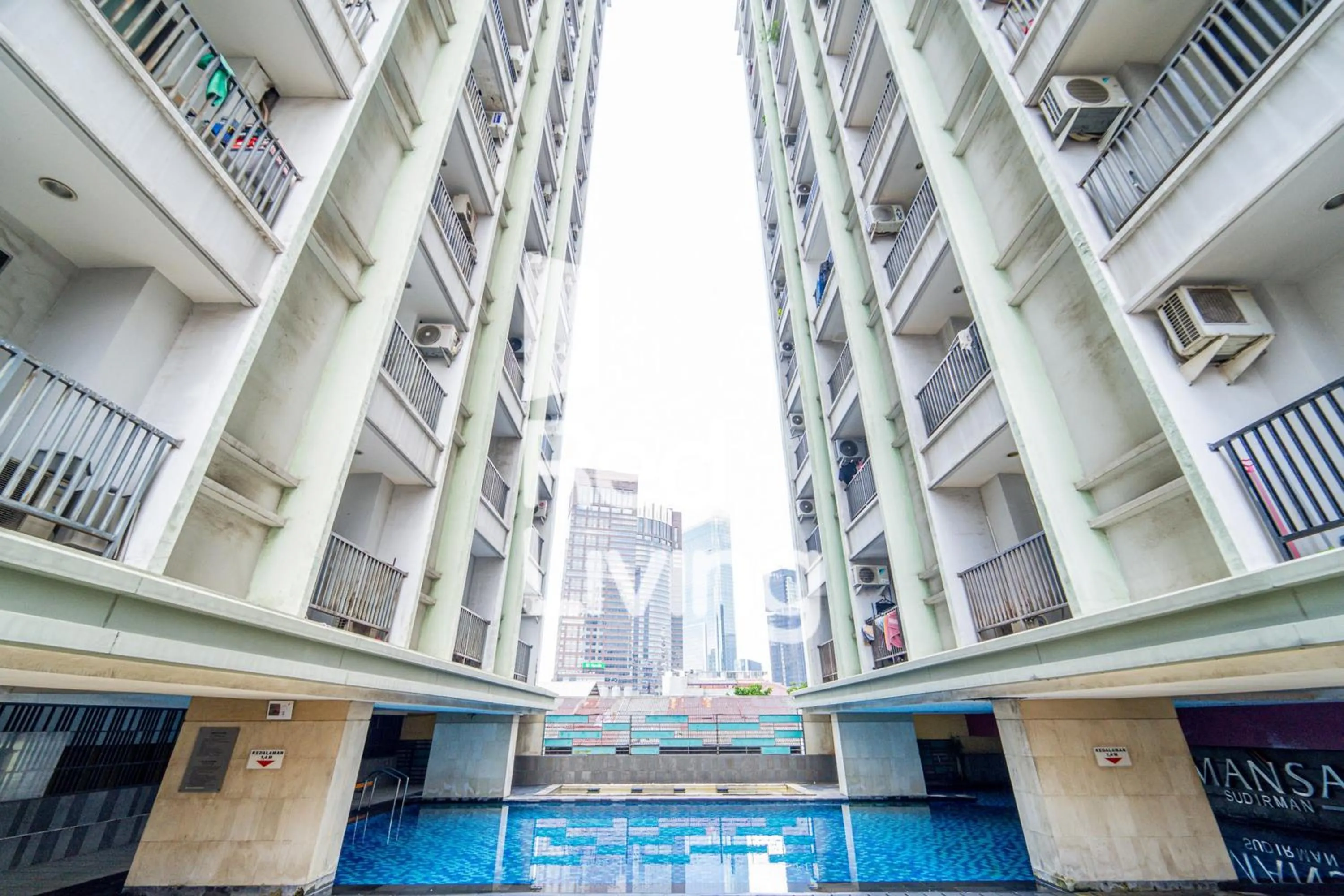 Swimming pool in RedLiving Apartemen Tamansari Sudirman - Abdi Home