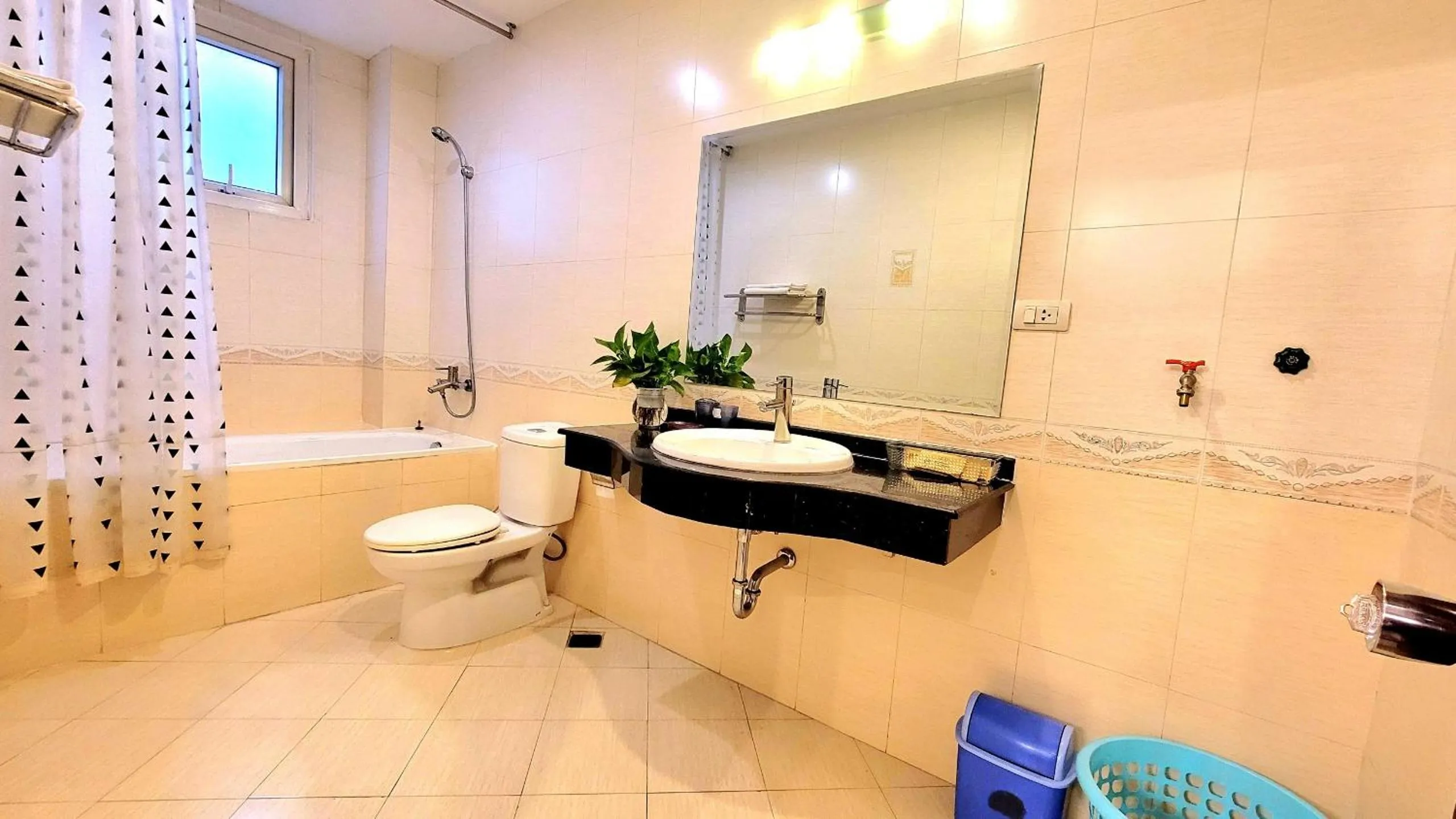 Shower in Red Building - Hotel - Hà Nội