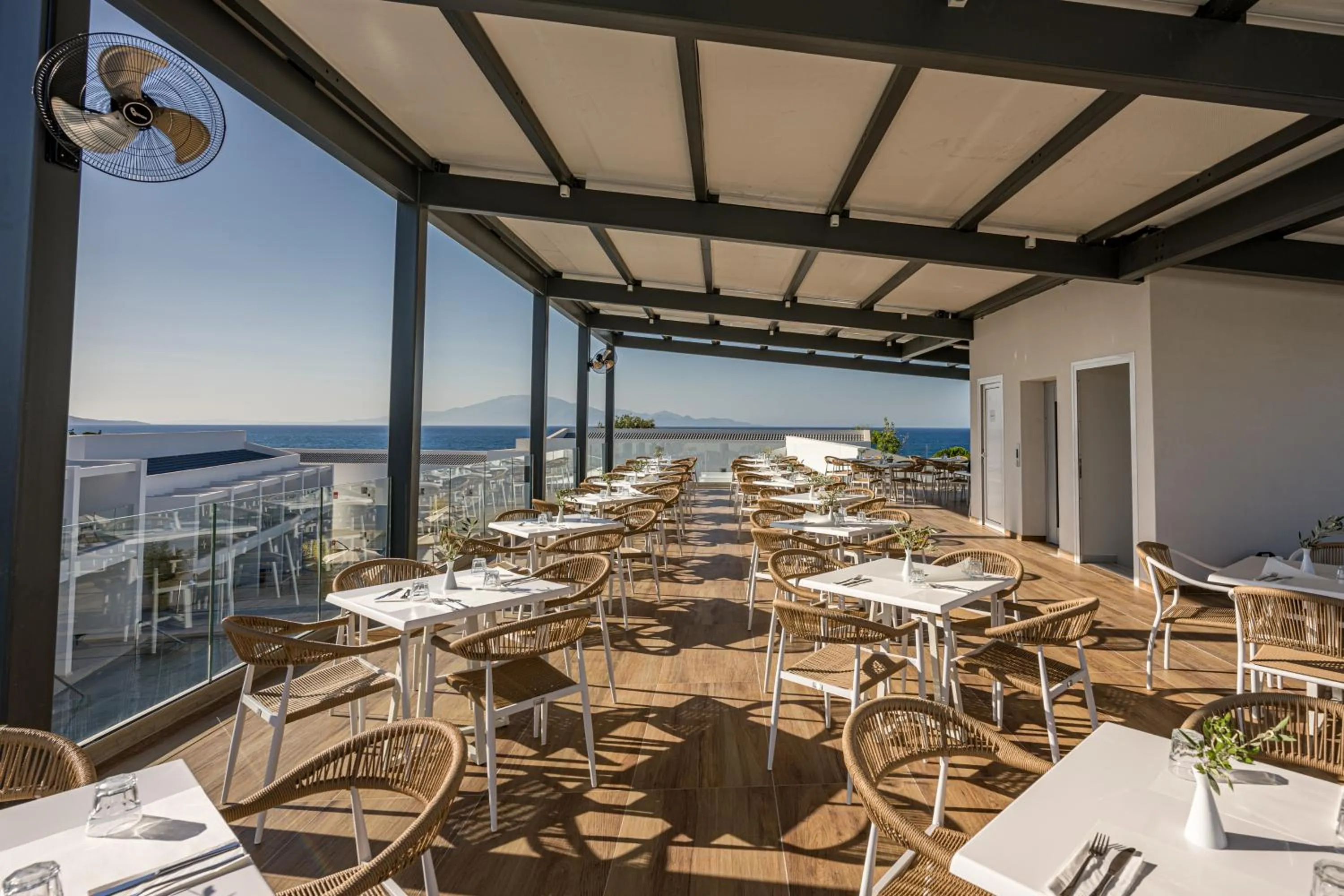 Restaurant/places to eat in Mirage Bleu Hotel