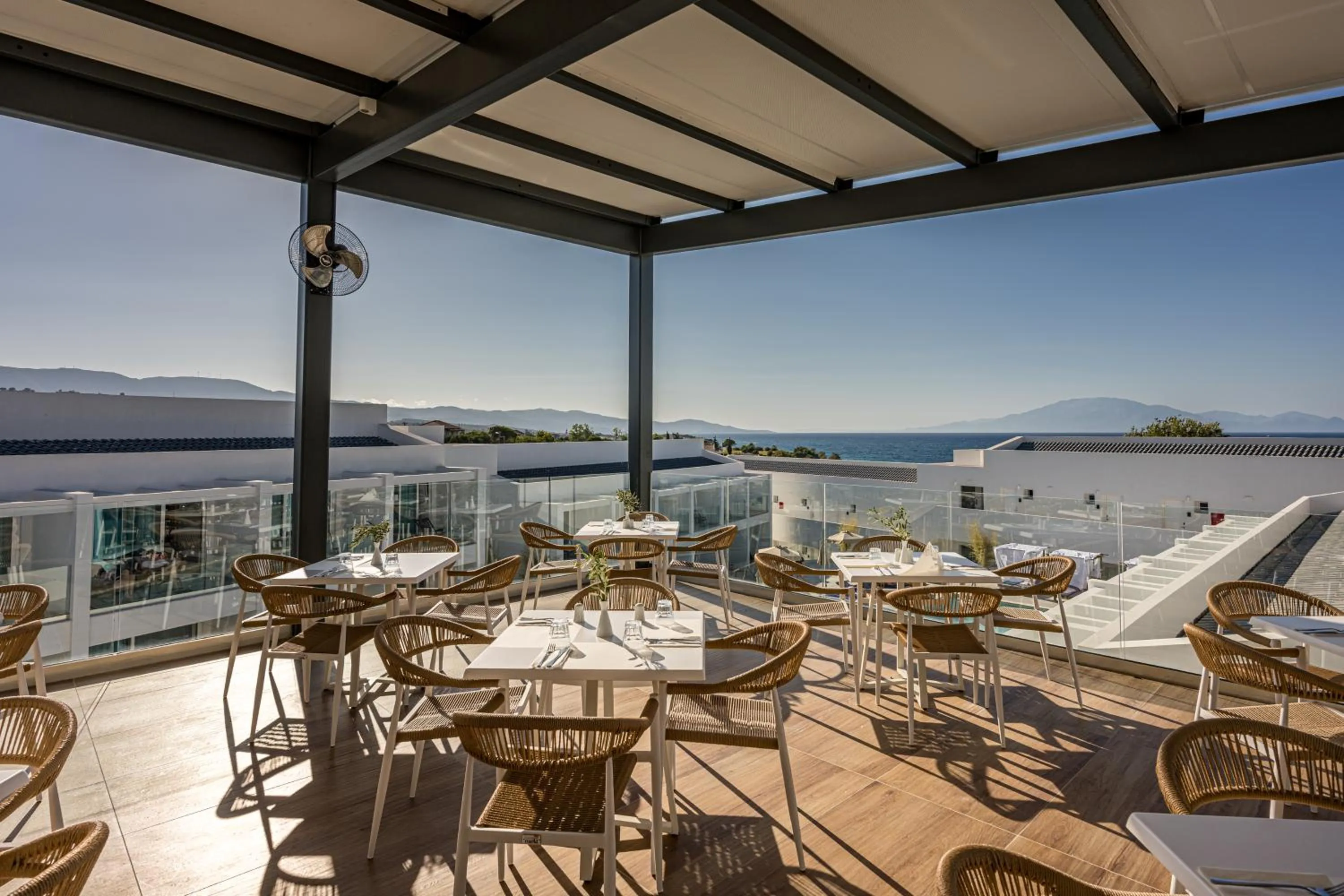 Restaurant/places to eat in Mirage Bleu Hotel