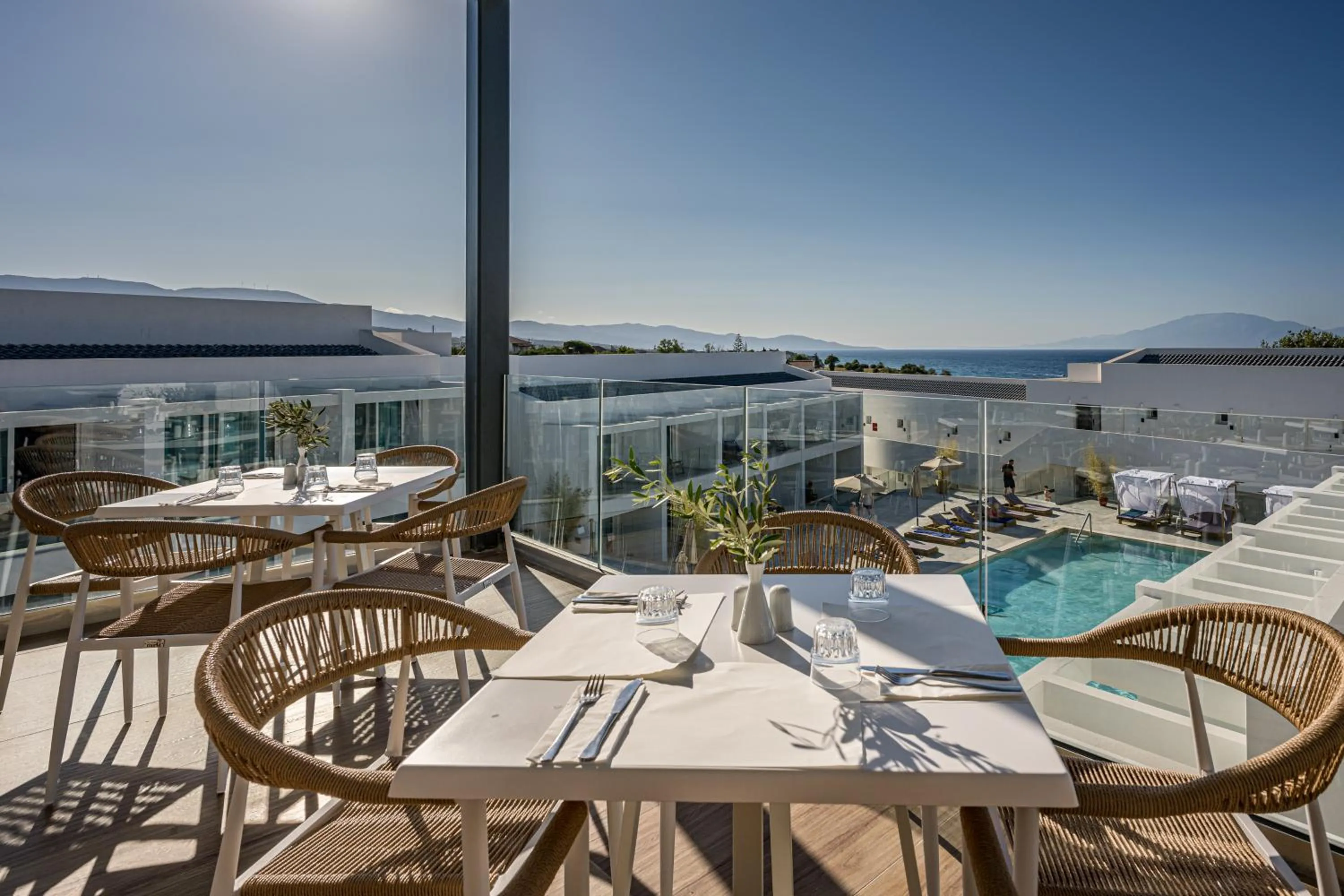 Restaurant/places to eat in Mirage Bleu Hotel