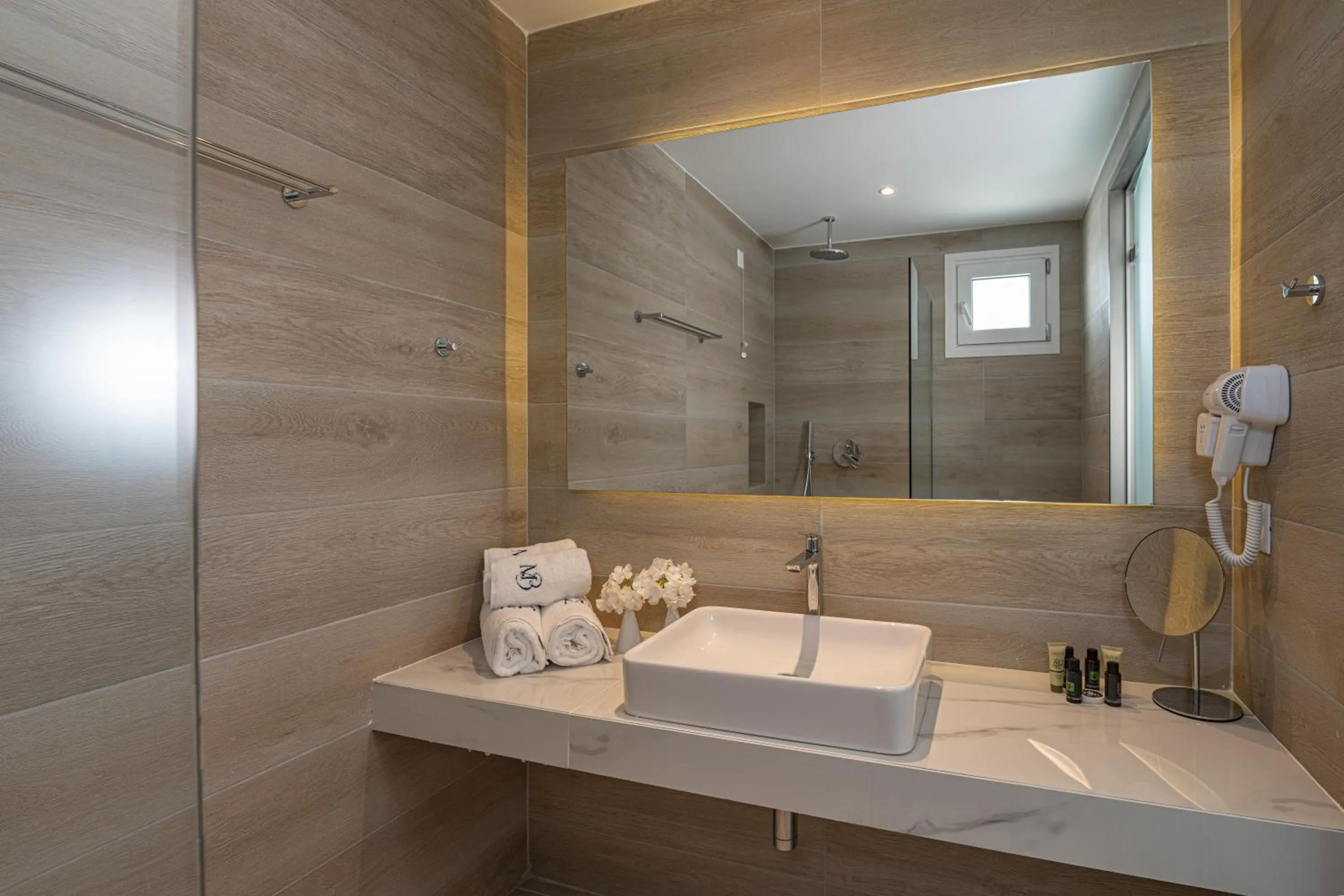 Bathroom in Mirage Bleu Hotel