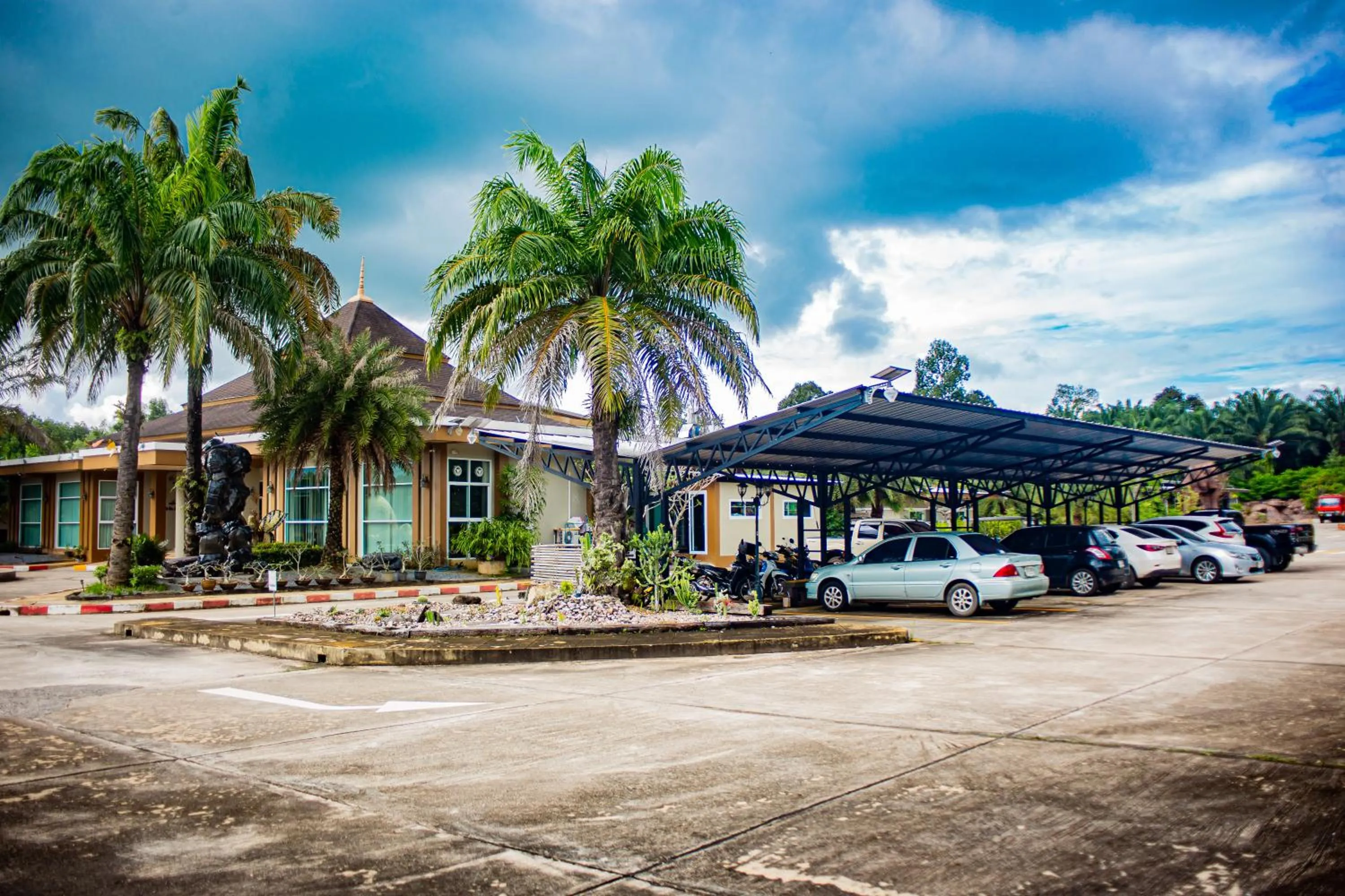 Parking in Saline Hot Spring Resort นำ้พุร้อนเค็ม รีสอร์ท