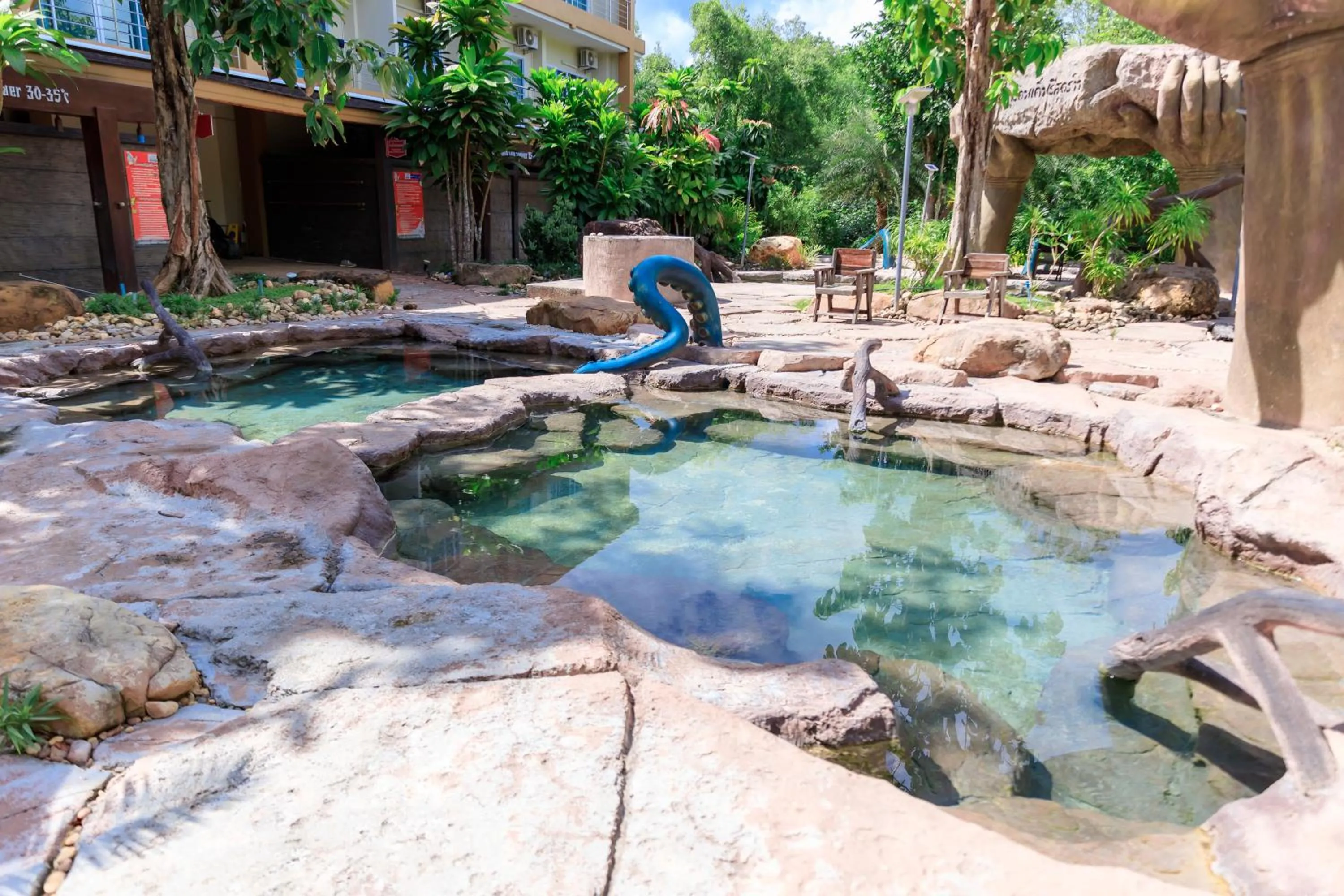 Garden in Saline Hot Spring Resort นำ้พุร้อนเค็ม รีสอร์ท