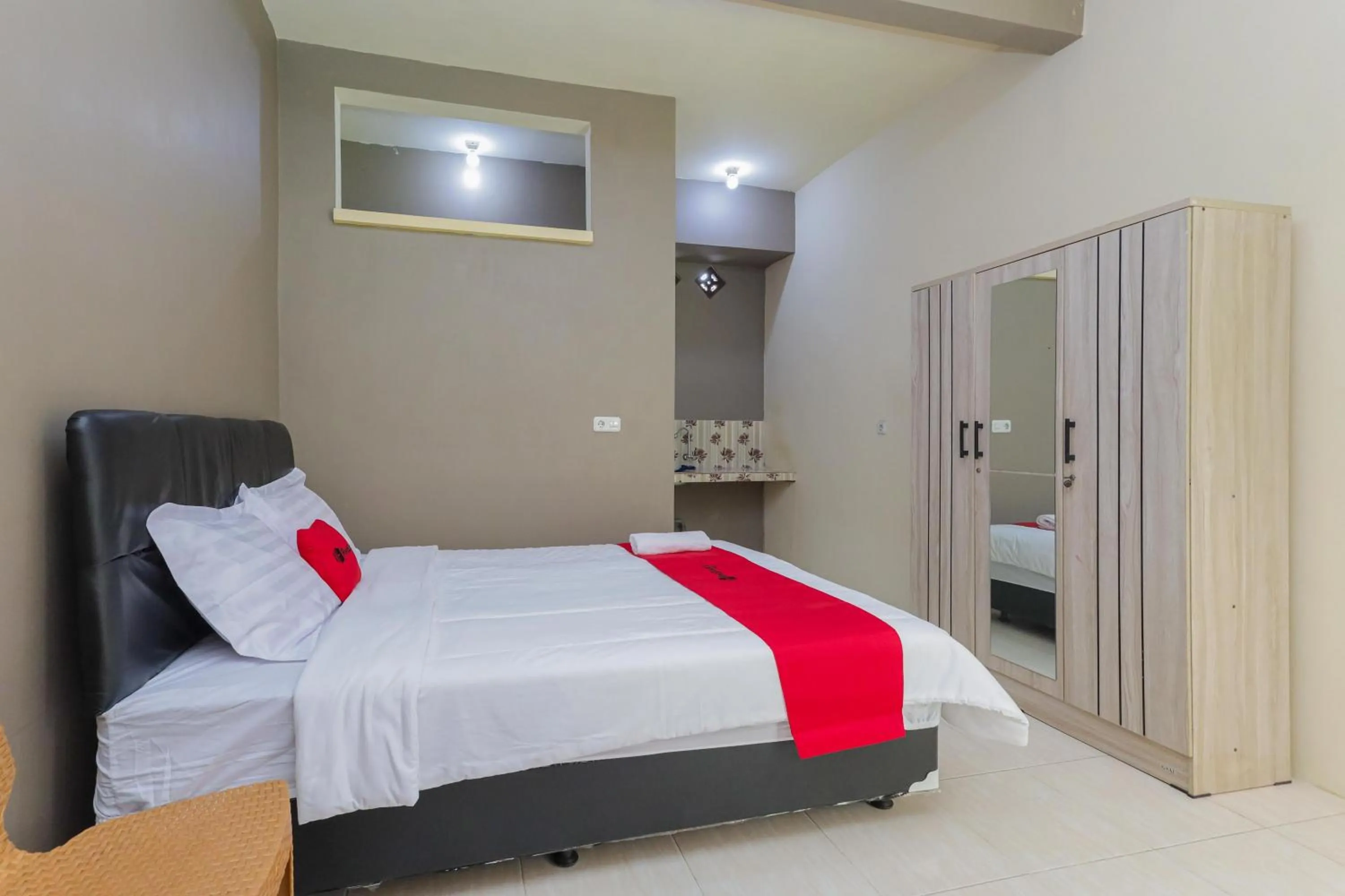 Bedroom, Bed in RedDoorz Plus @ Villa Bontes Batu