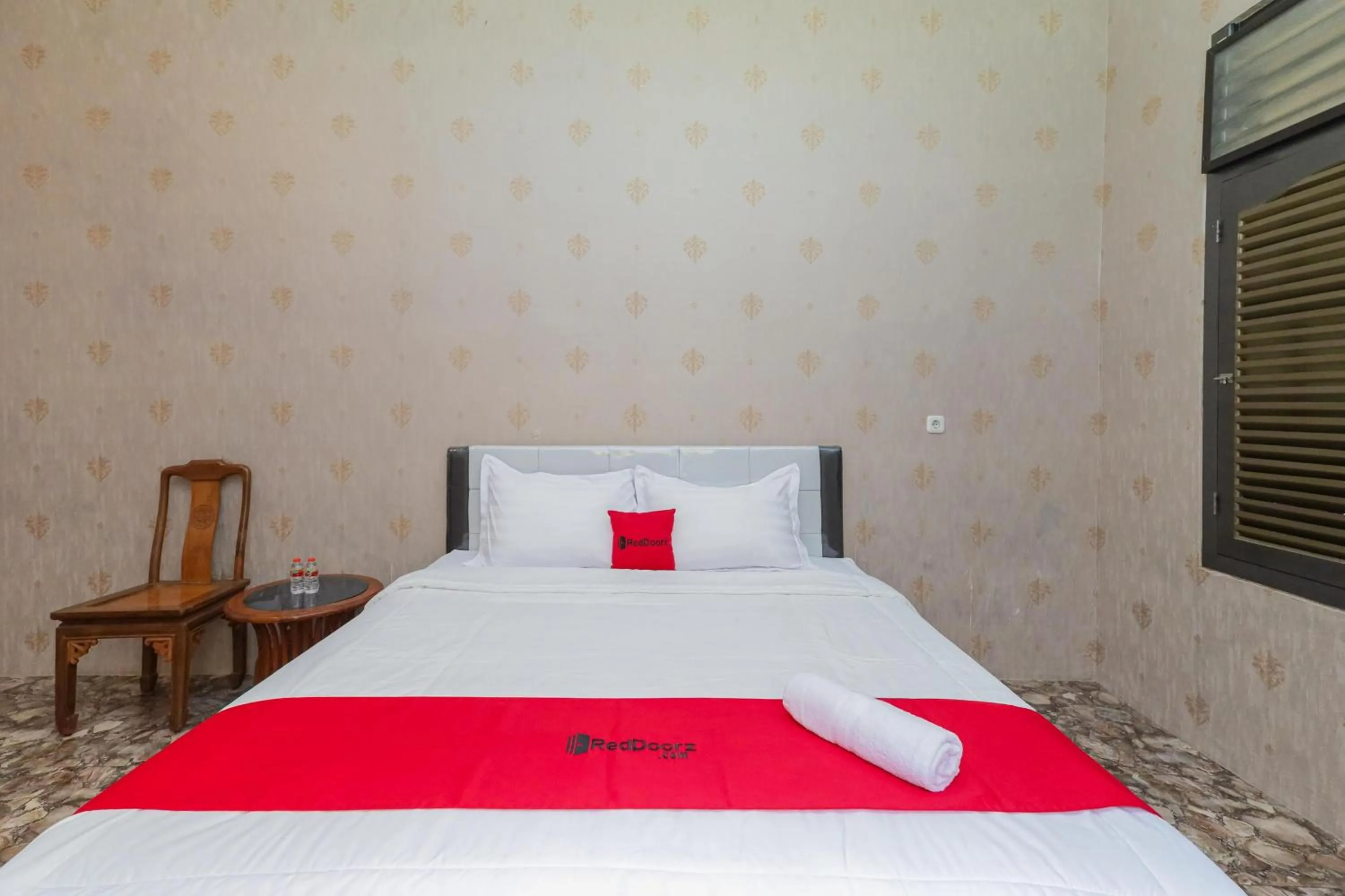 Bedroom, Bed in RedDoorz Plus @ Villa Bontes Batu