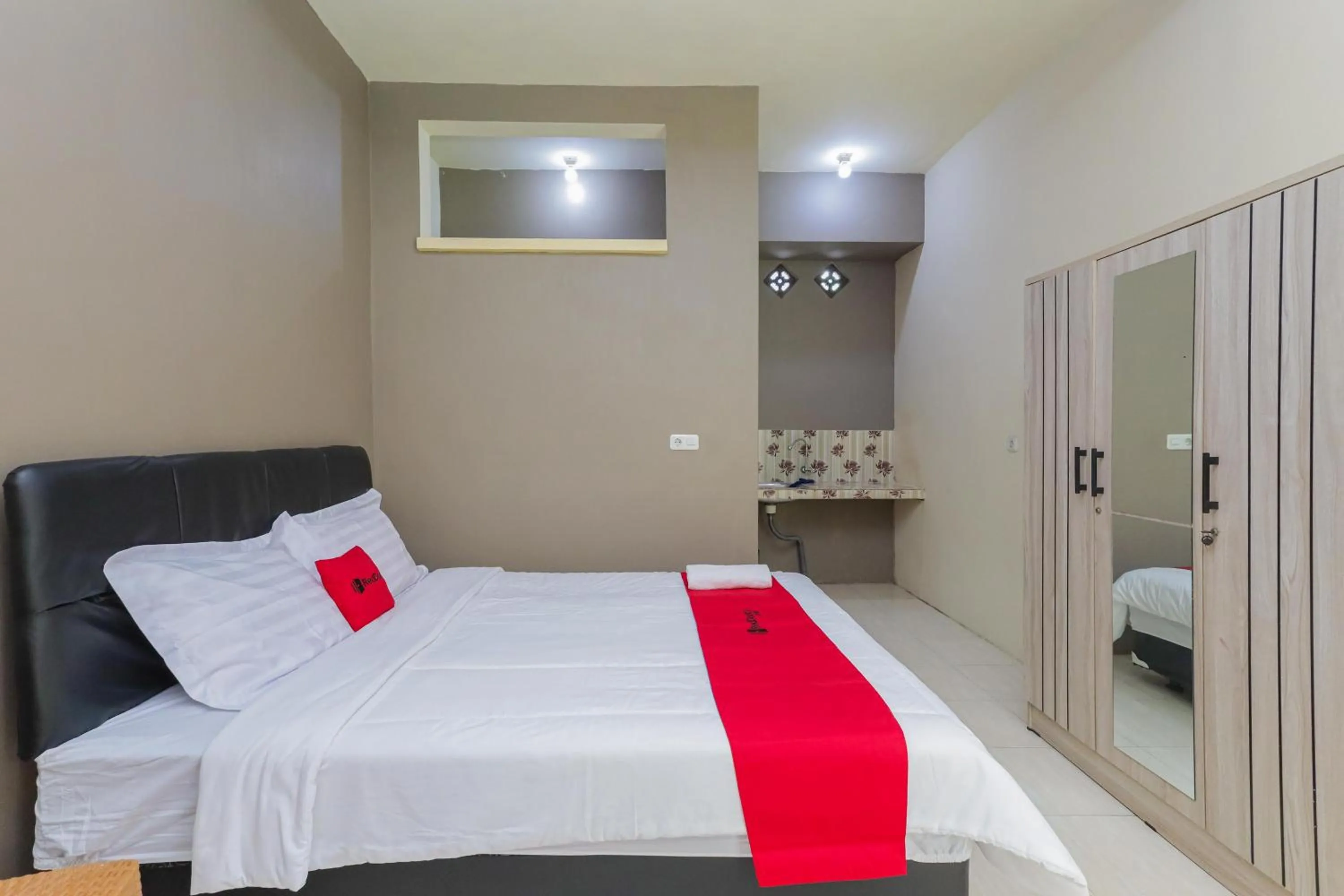 Bedroom, Bed in RedDoorz Plus @ Villa Bontes Batu