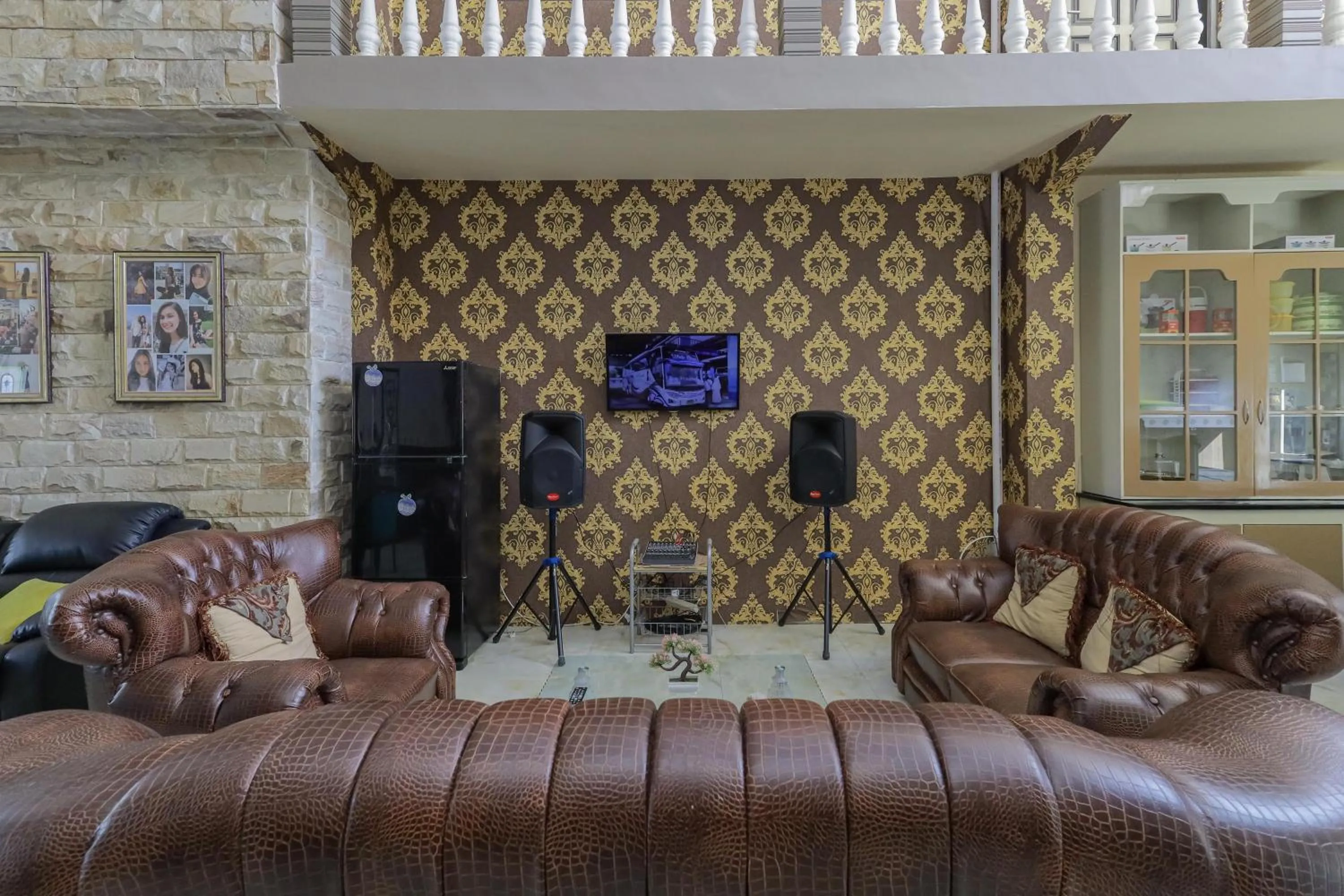 Communal lounge/ TV room in RedDoorz Plus @ Villa Bontes Batu