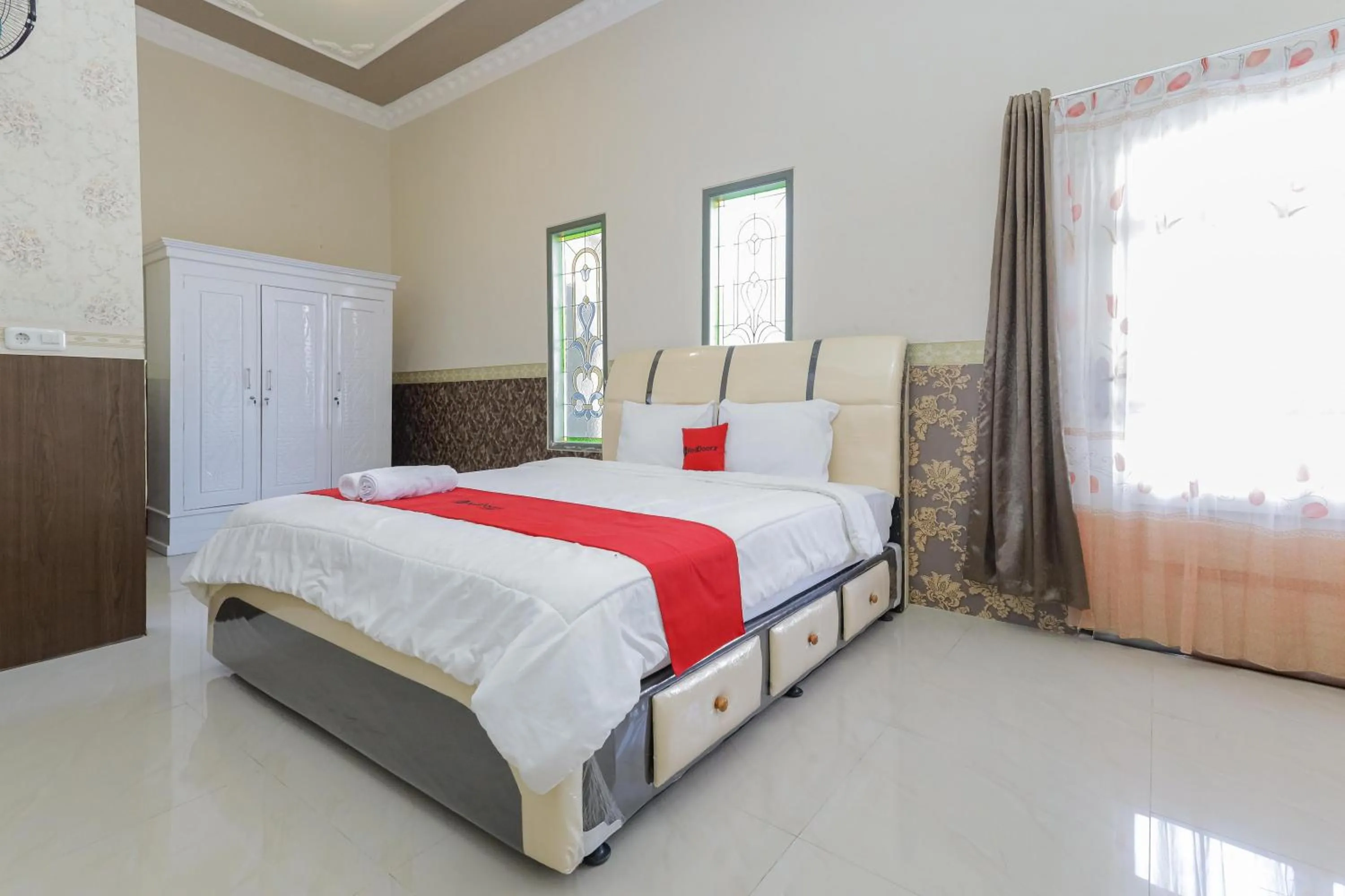 Bedroom, Bed in RedDoorz Plus @ Villa Bontes Batu