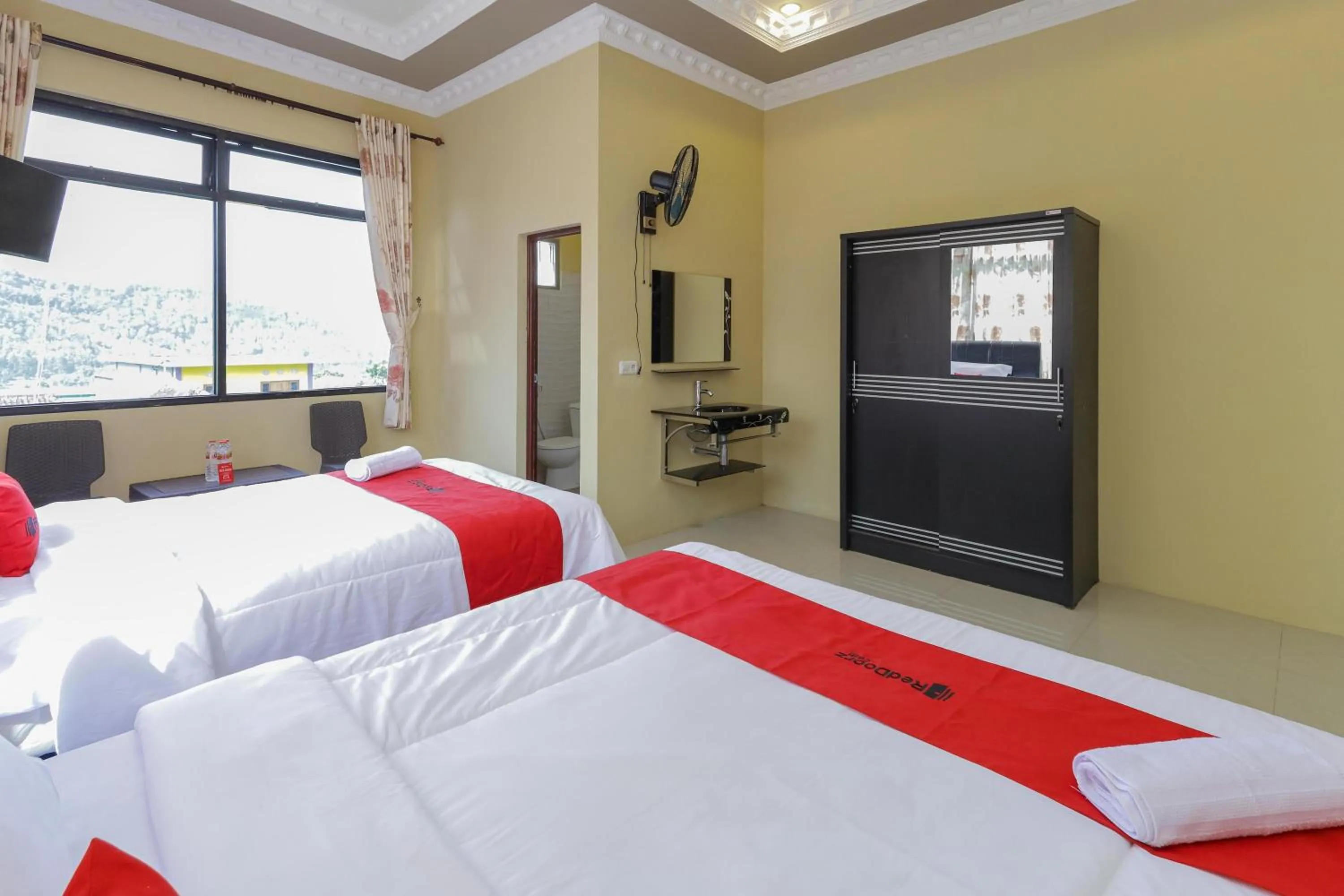 Bedroom, Bed in RedDoorz Plus @ Villa Bontes Batu