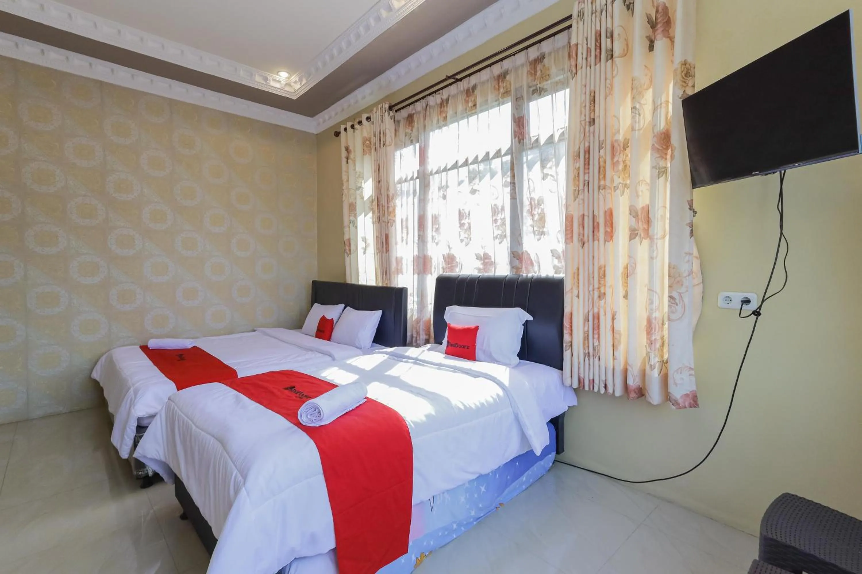 Bedroom, Bed in RedDoorz Plus @ Villa Bontes Batu