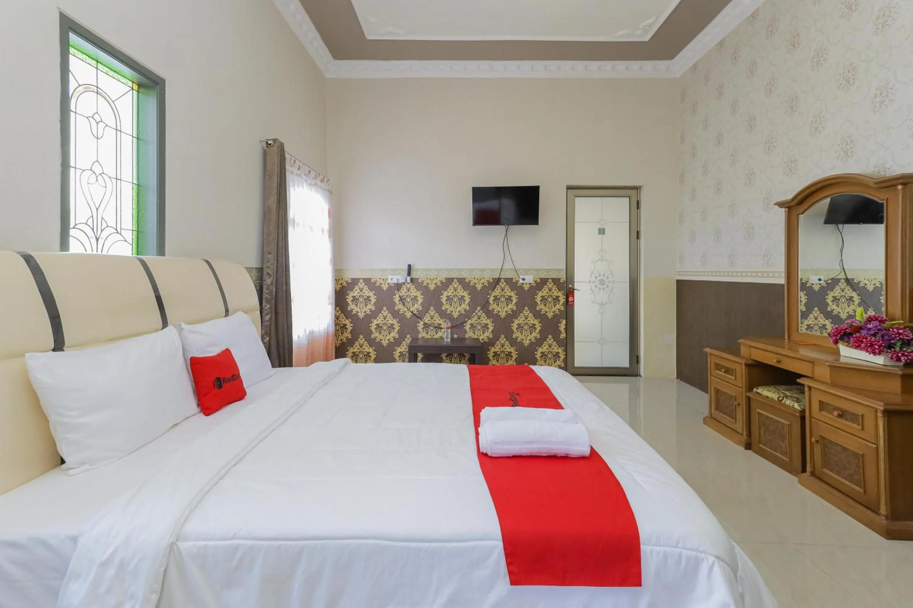 Bedroom, Bed in RedDoorz Plus @ Villa Bontes Batu