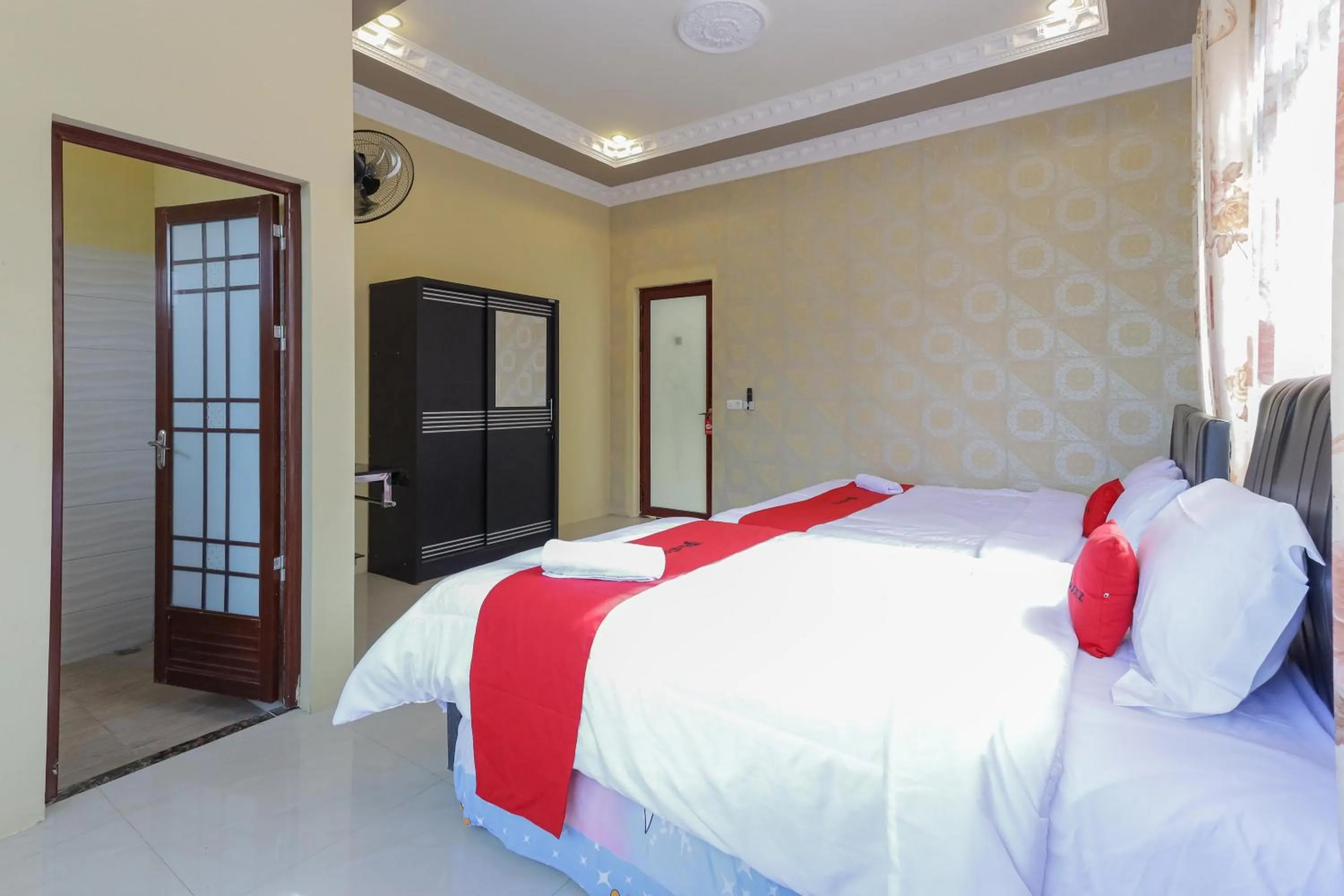 Bedroom, Bed in RedDoorz Plus @ Villa Bontes Batu