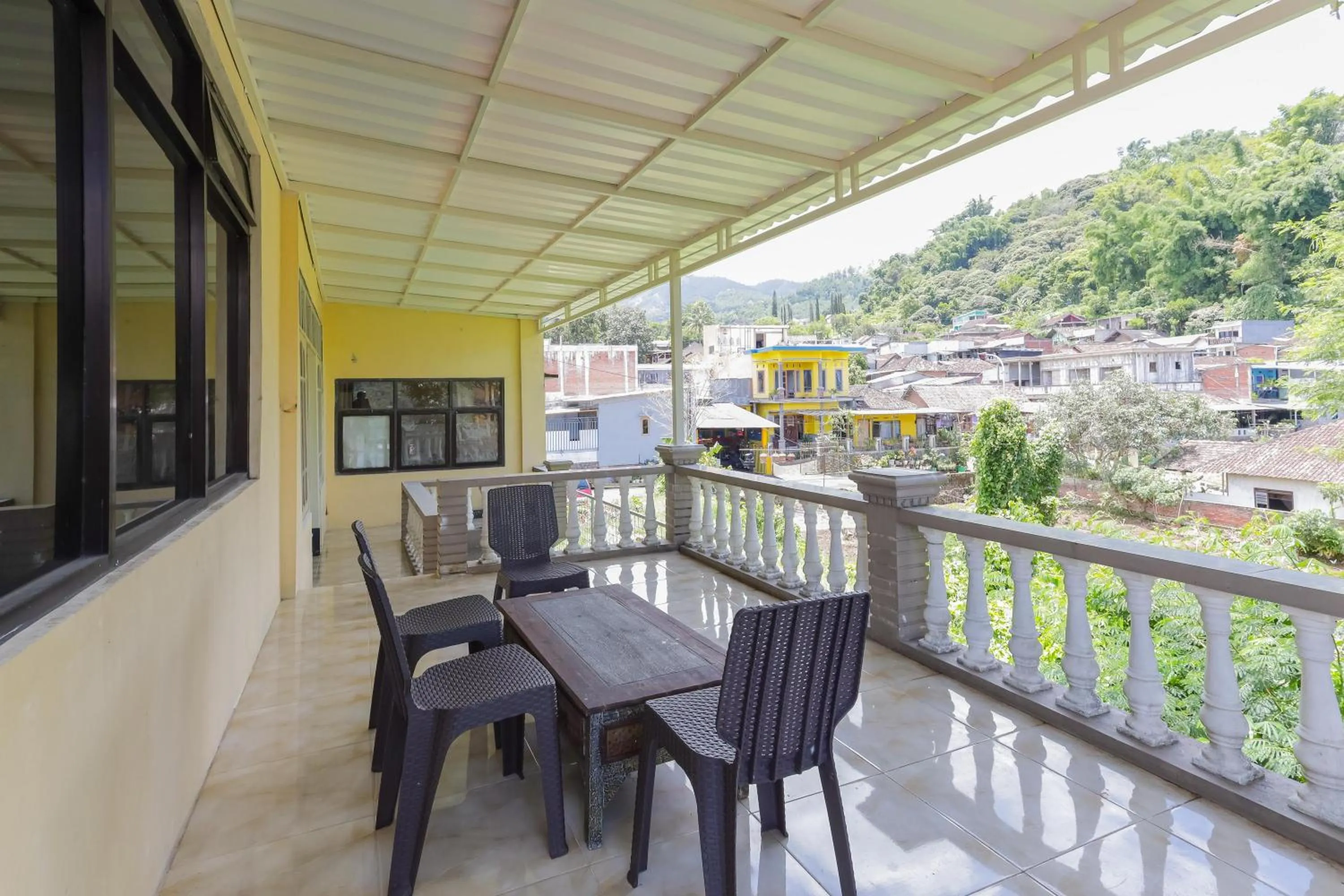 Balcony/Terrace in RedDoorz Plus @ Villa Bontes Batu