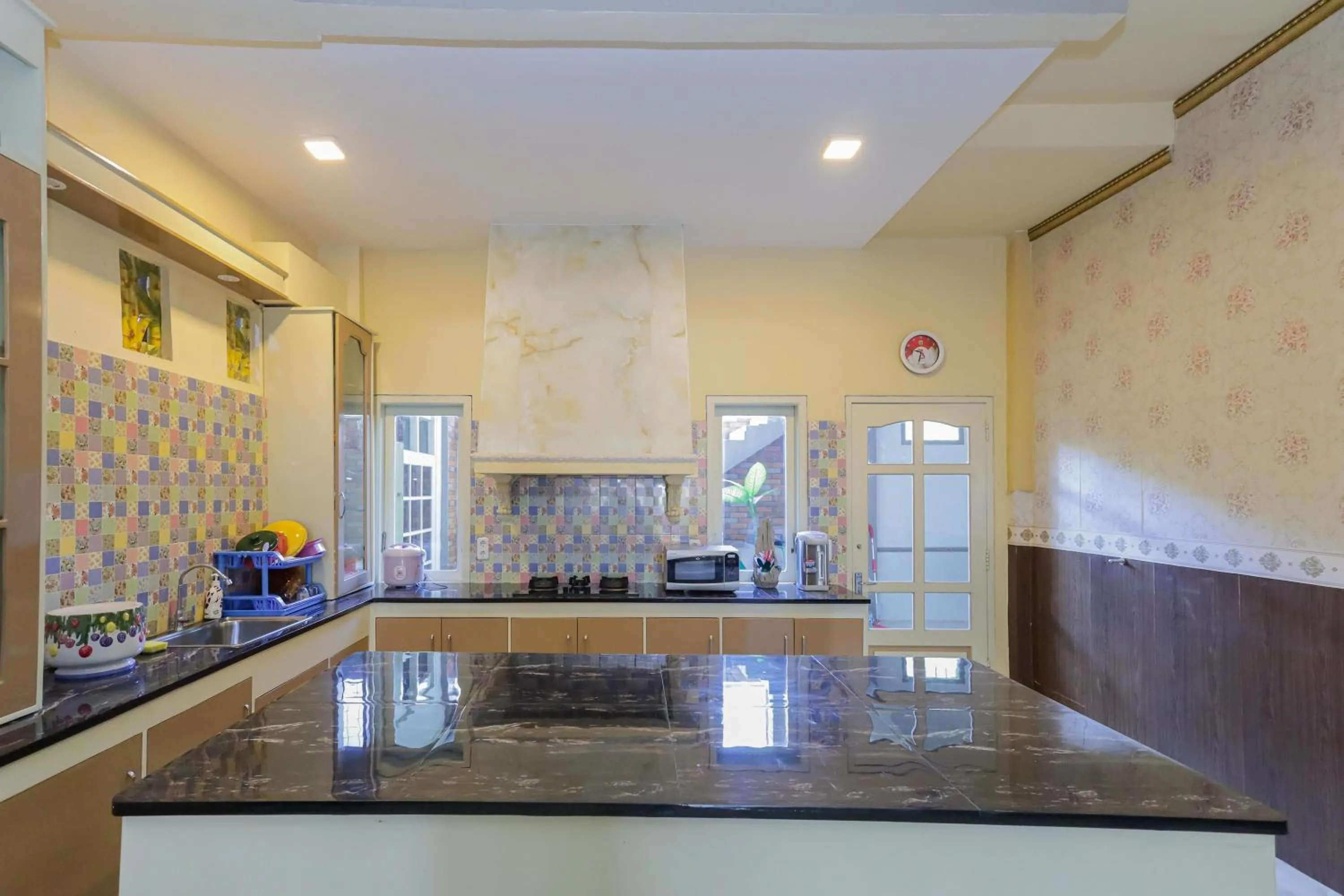 kitchen in RedDoorz Plus @ Villa Bontes Batu