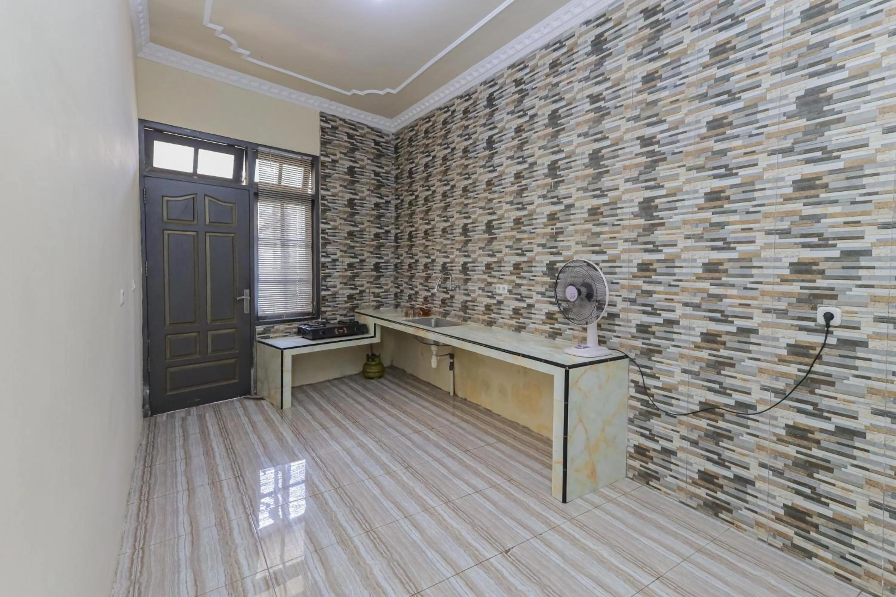 Kitchen or kitchenette in RedDoorz Plus @ Villa Bontes Batu