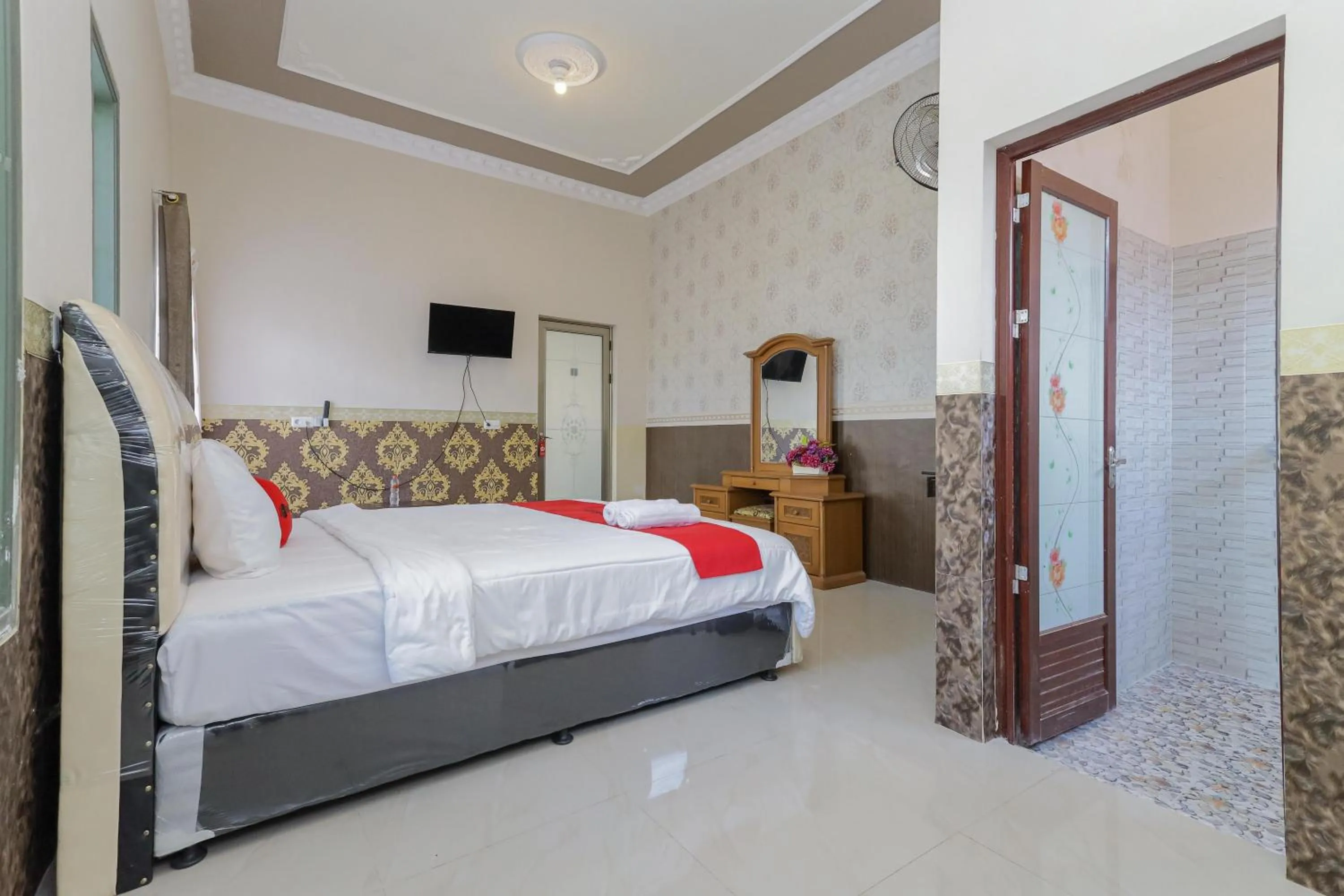 Bedroom, Bed in RedDoorz Plus @ Villa Bontes Batu