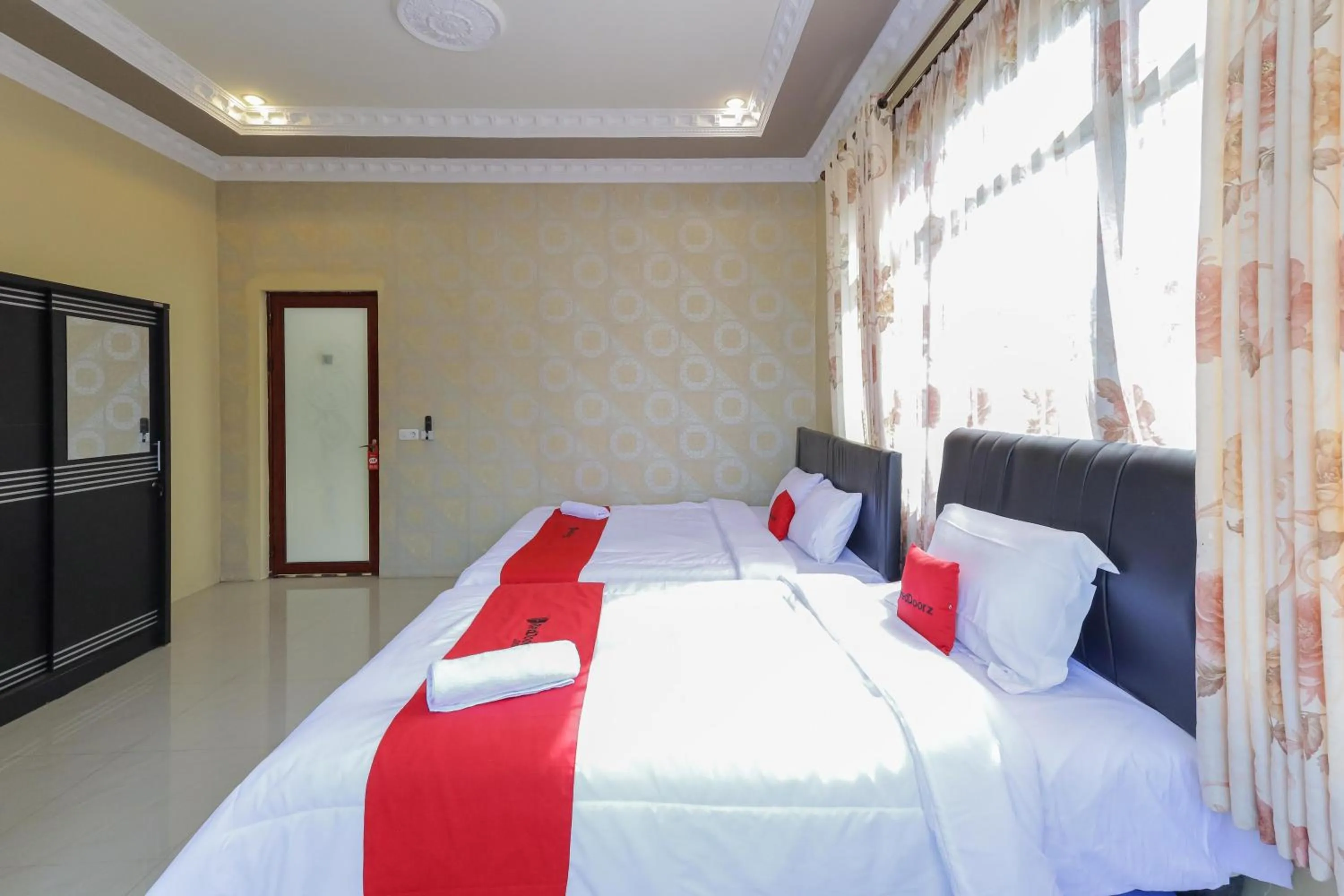 Bedroom, Bed in RedDoorz Plus @ Villa Bontes Batu