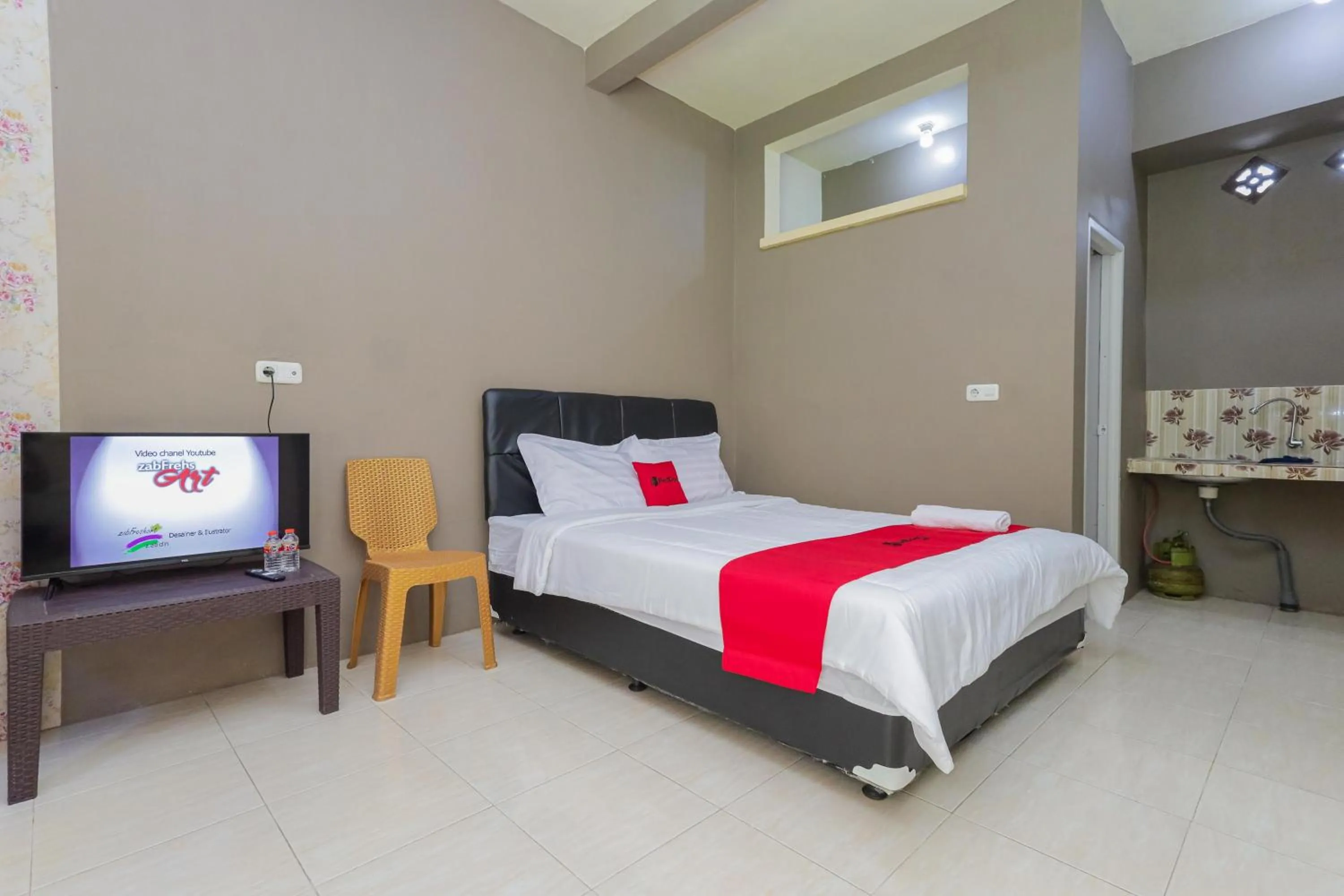 Bedroom, Bed in RedDoorz Plus @ Villa Bontes Batu