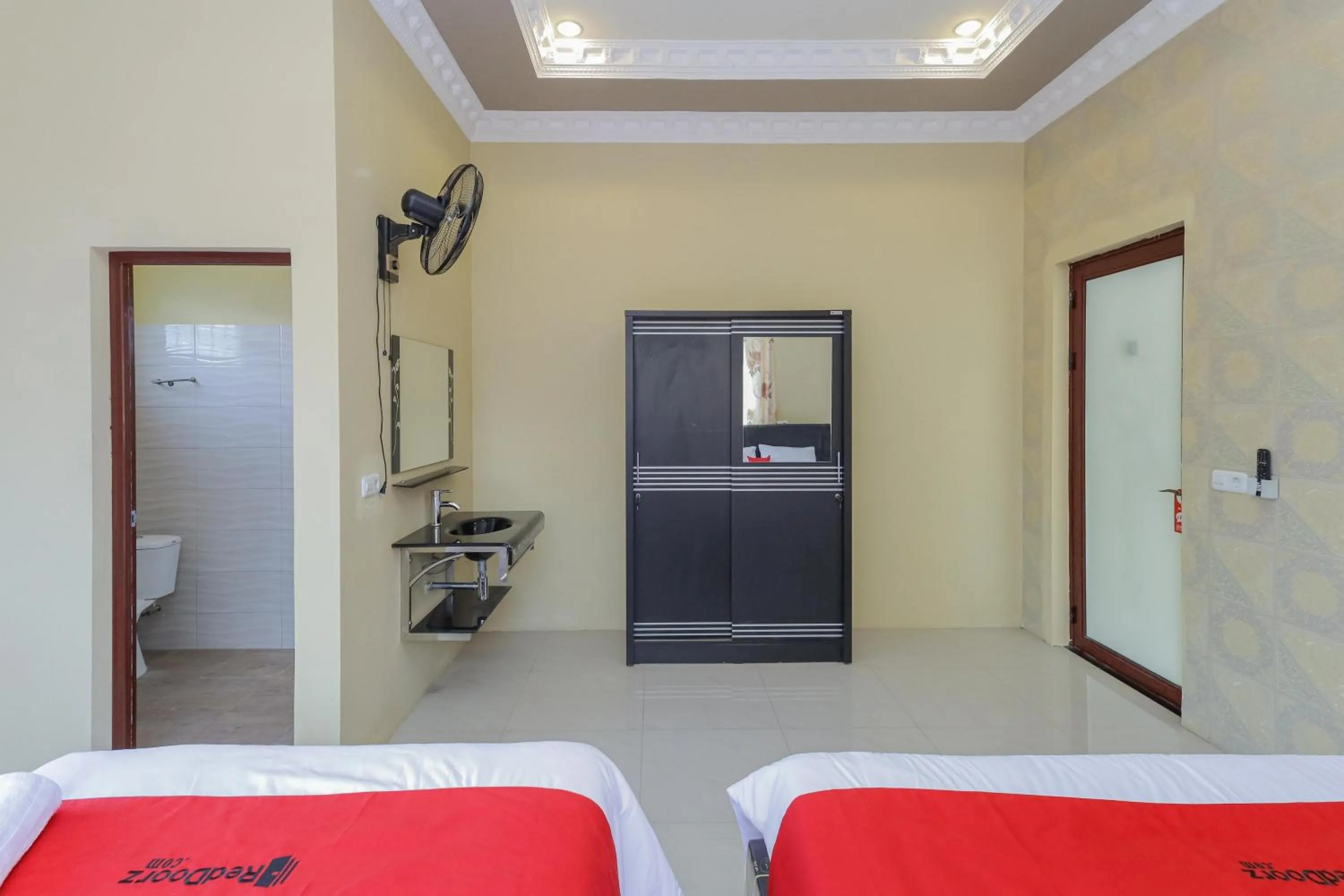 Bedroom, Bed in RedDoorz Plus @ Villa Bontes Batu