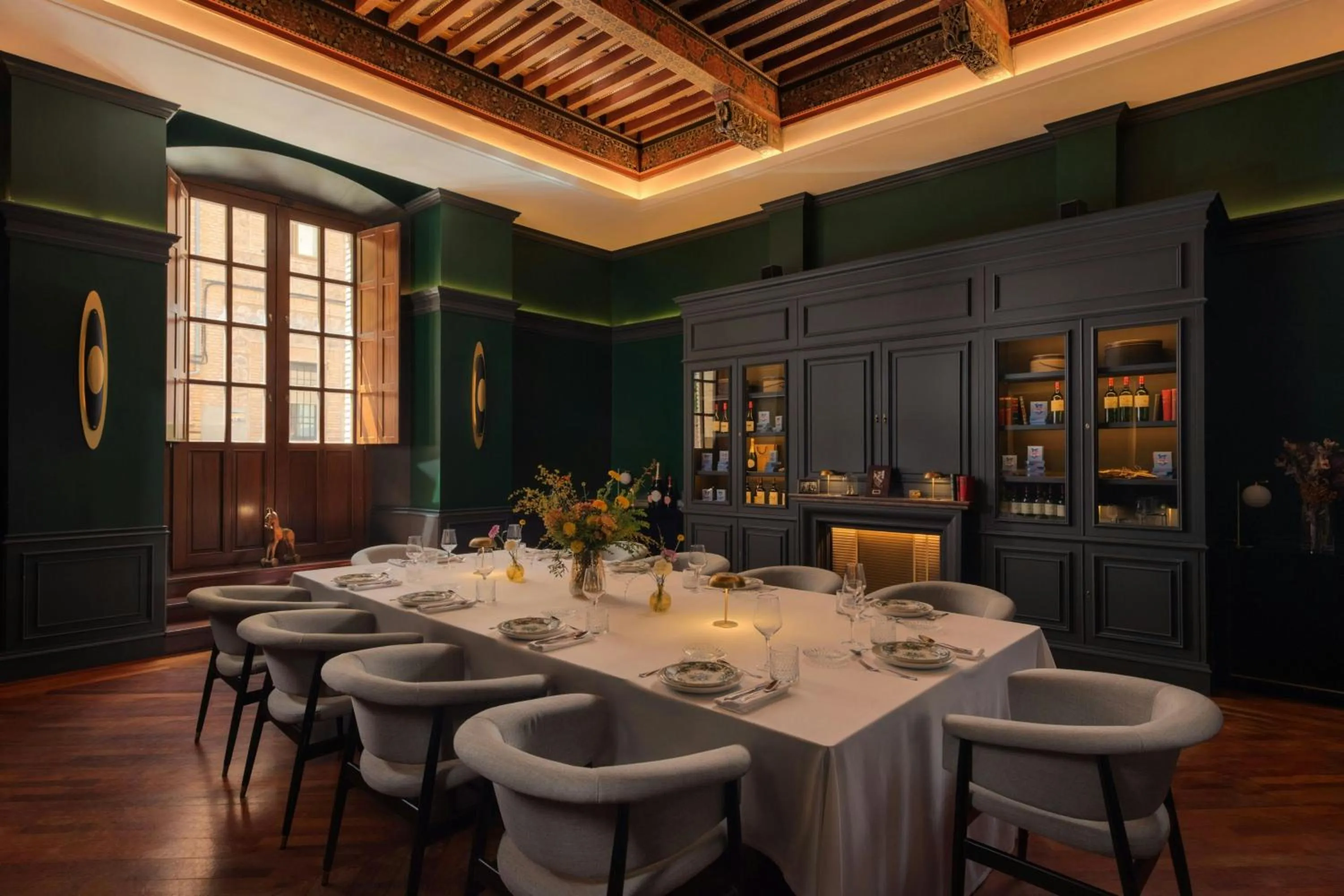 Restaurant/places to eat in Eugenia de Montijo, Autograph Collection