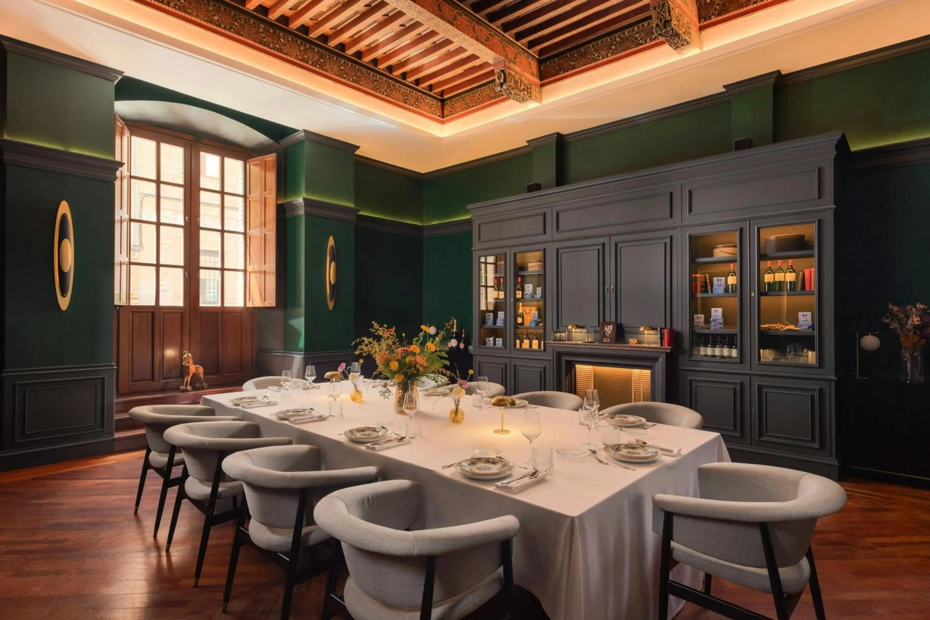 Restaurant/places to eat in Eugenia de Montijo, Autograph Collection