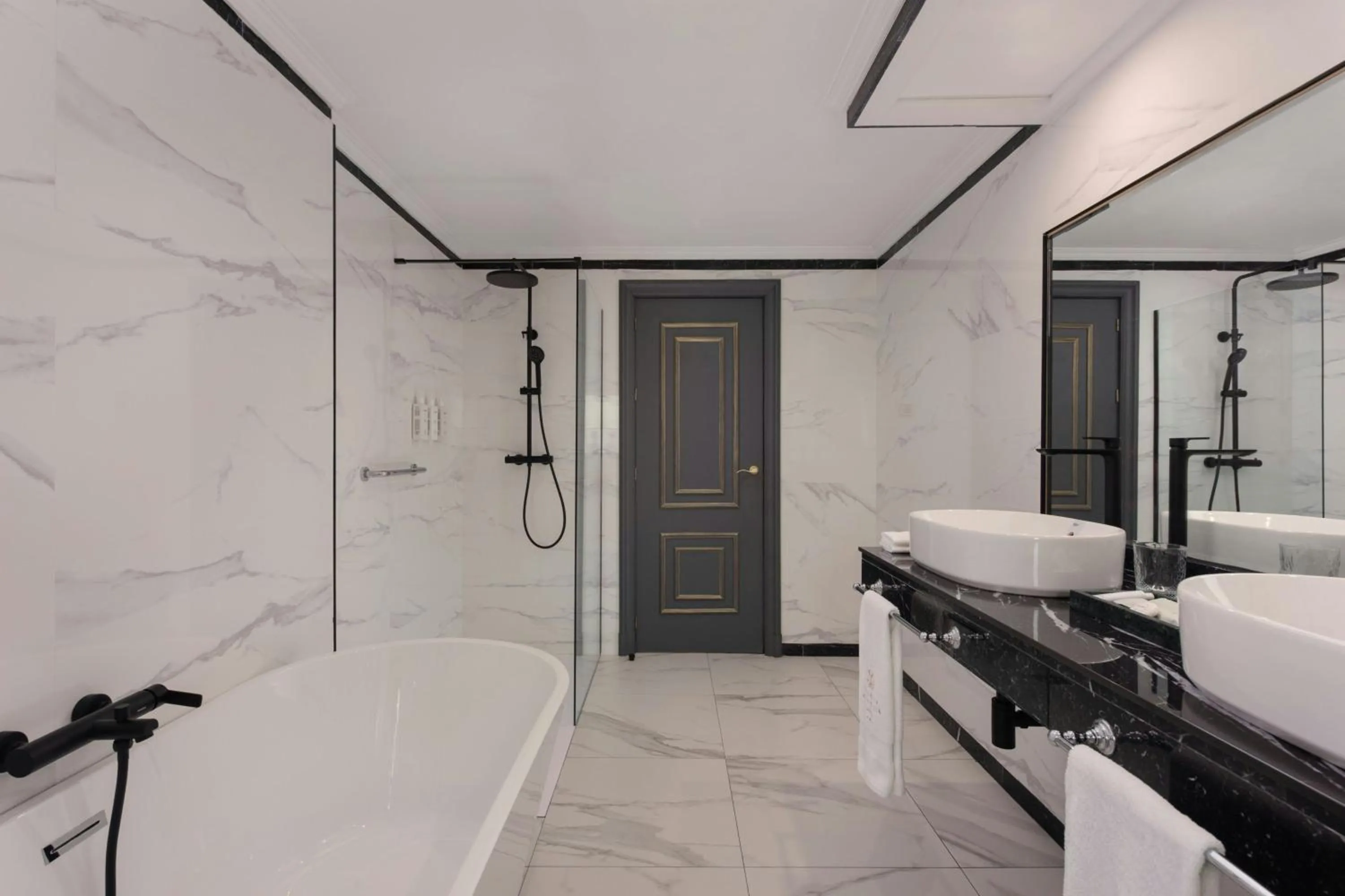 Bathroom in Eugenia de Montijo, Autograph Collection