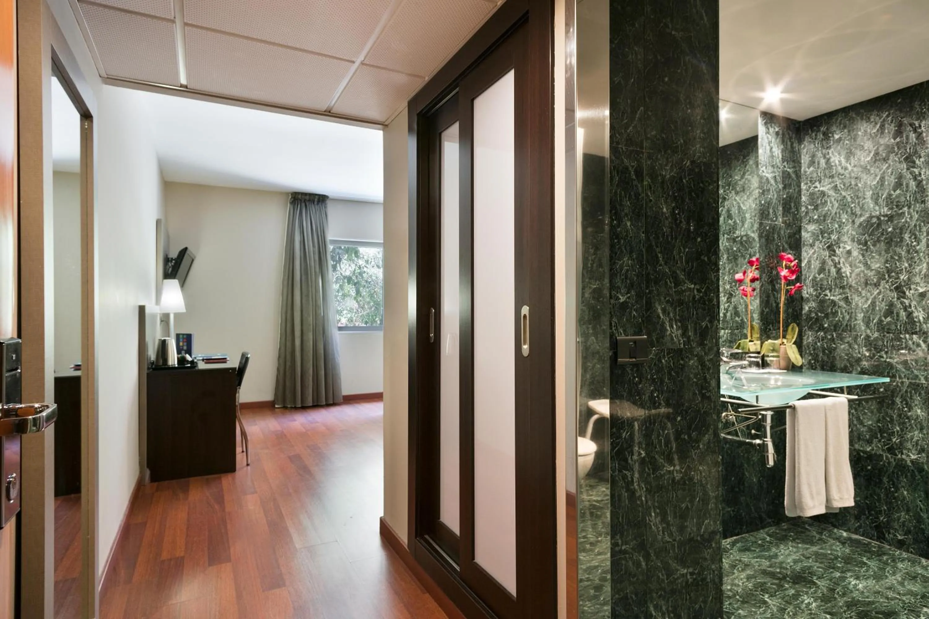 Photo of the whole room in Hotel Best Front Maritim