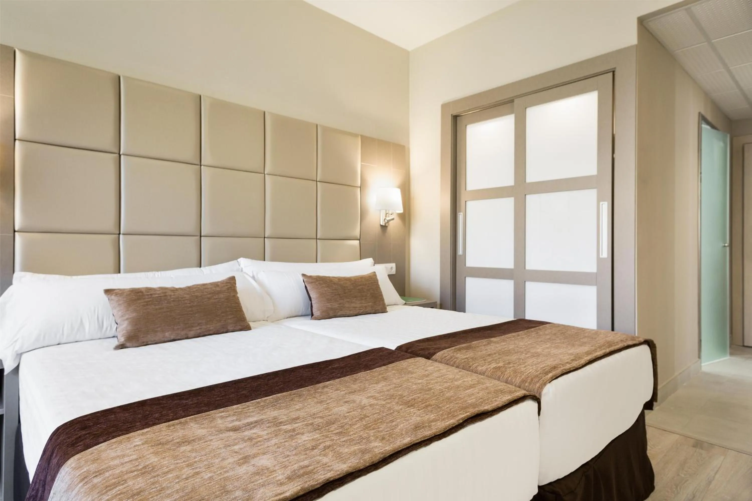 Photo of the whole room, Bed in Hotel Best Front Maritim