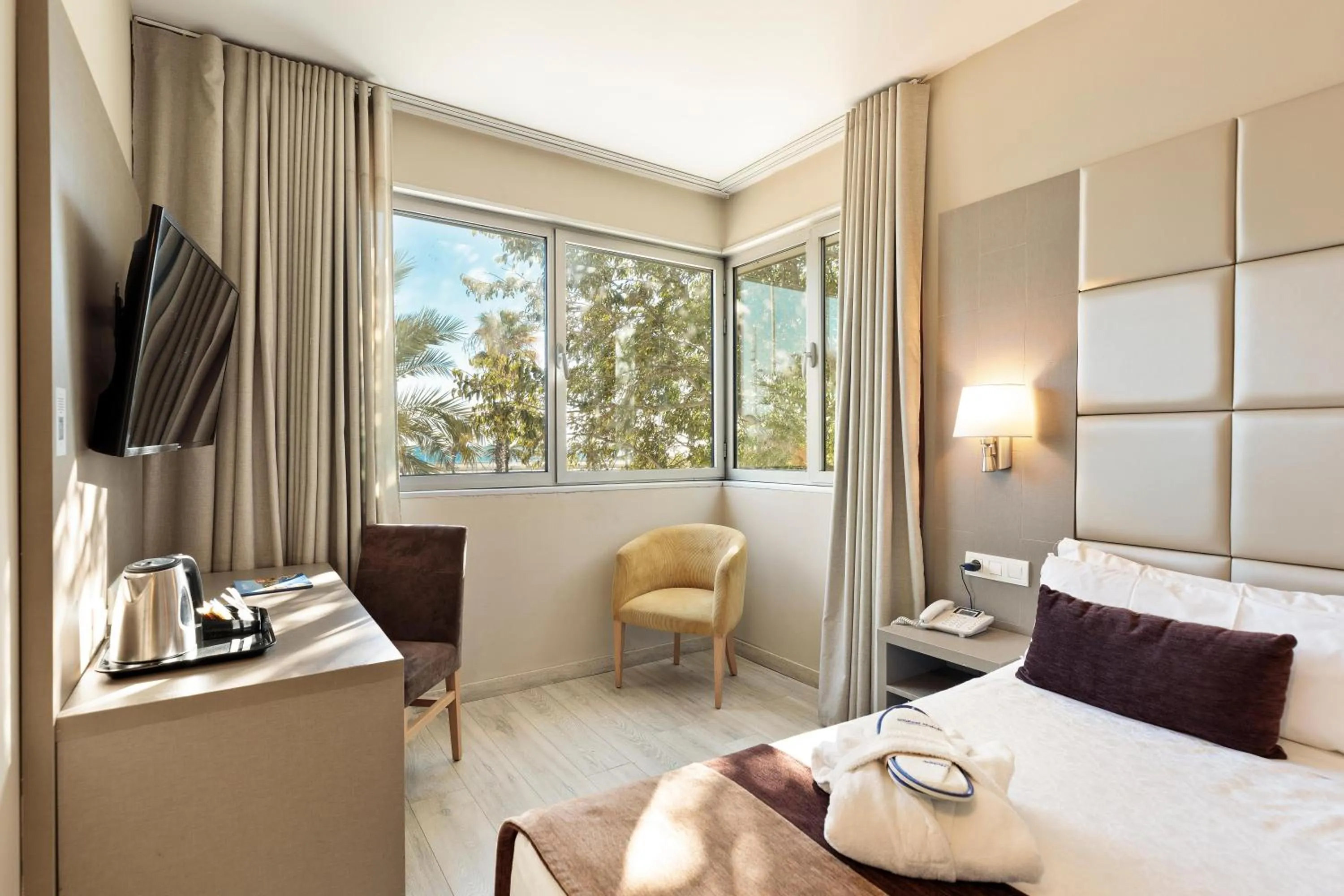 Photo of the whole room, Bed in Hotel Best Front Maritim