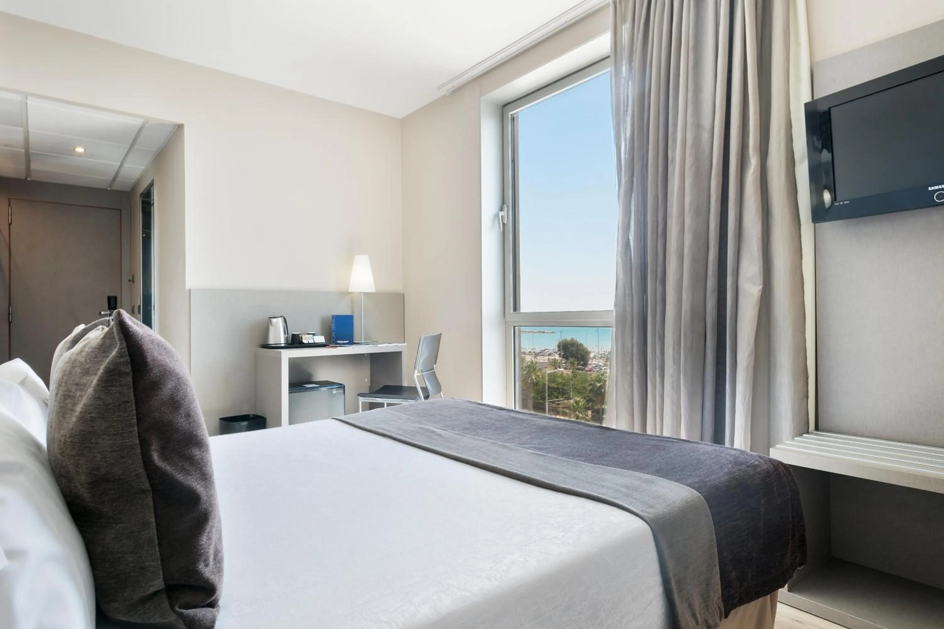 Photo of the whole room, Bed in Hotel Best Front Maritim