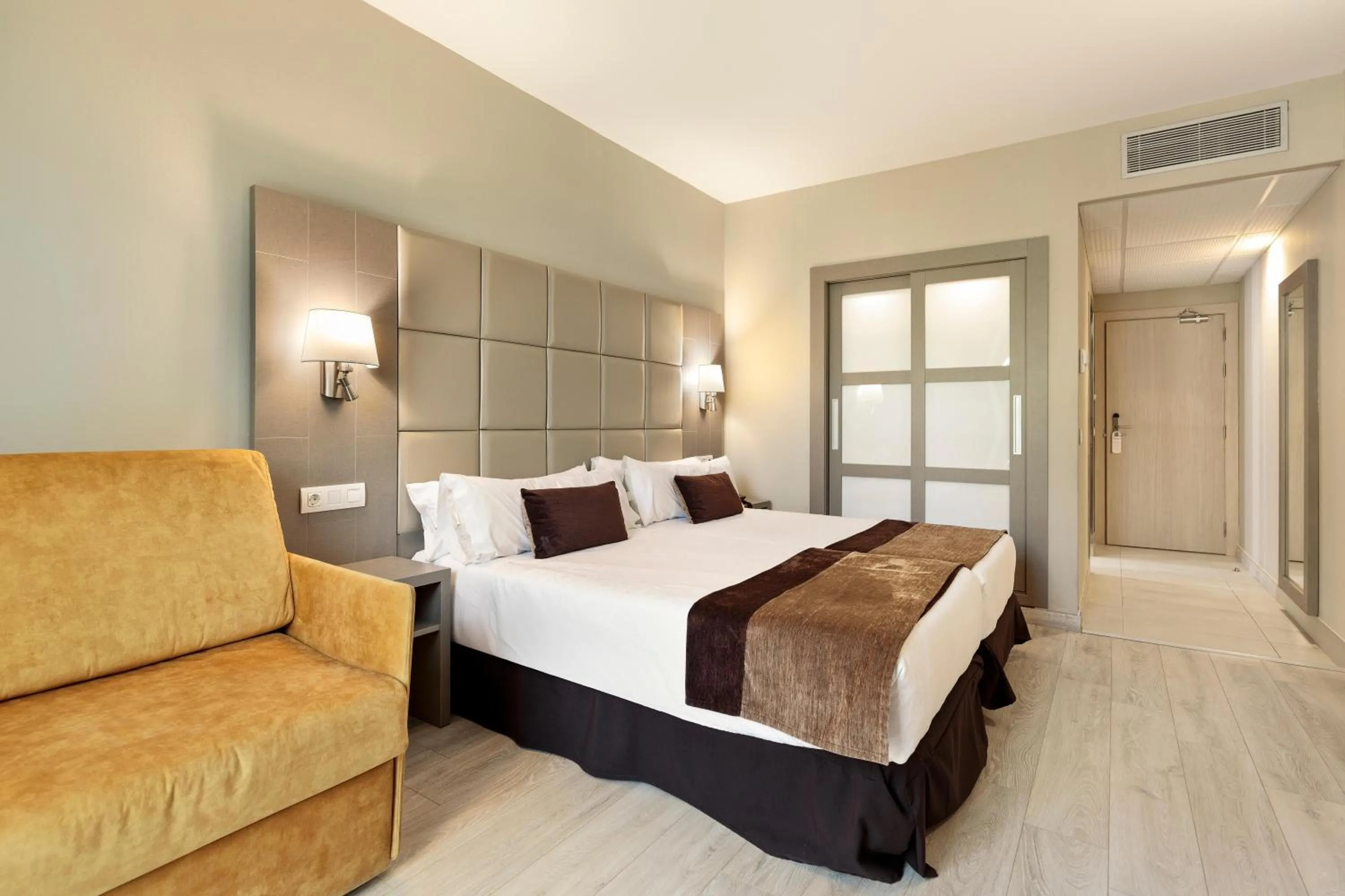 Photo of the whole room, Bed in Hotel Best Front Maritim