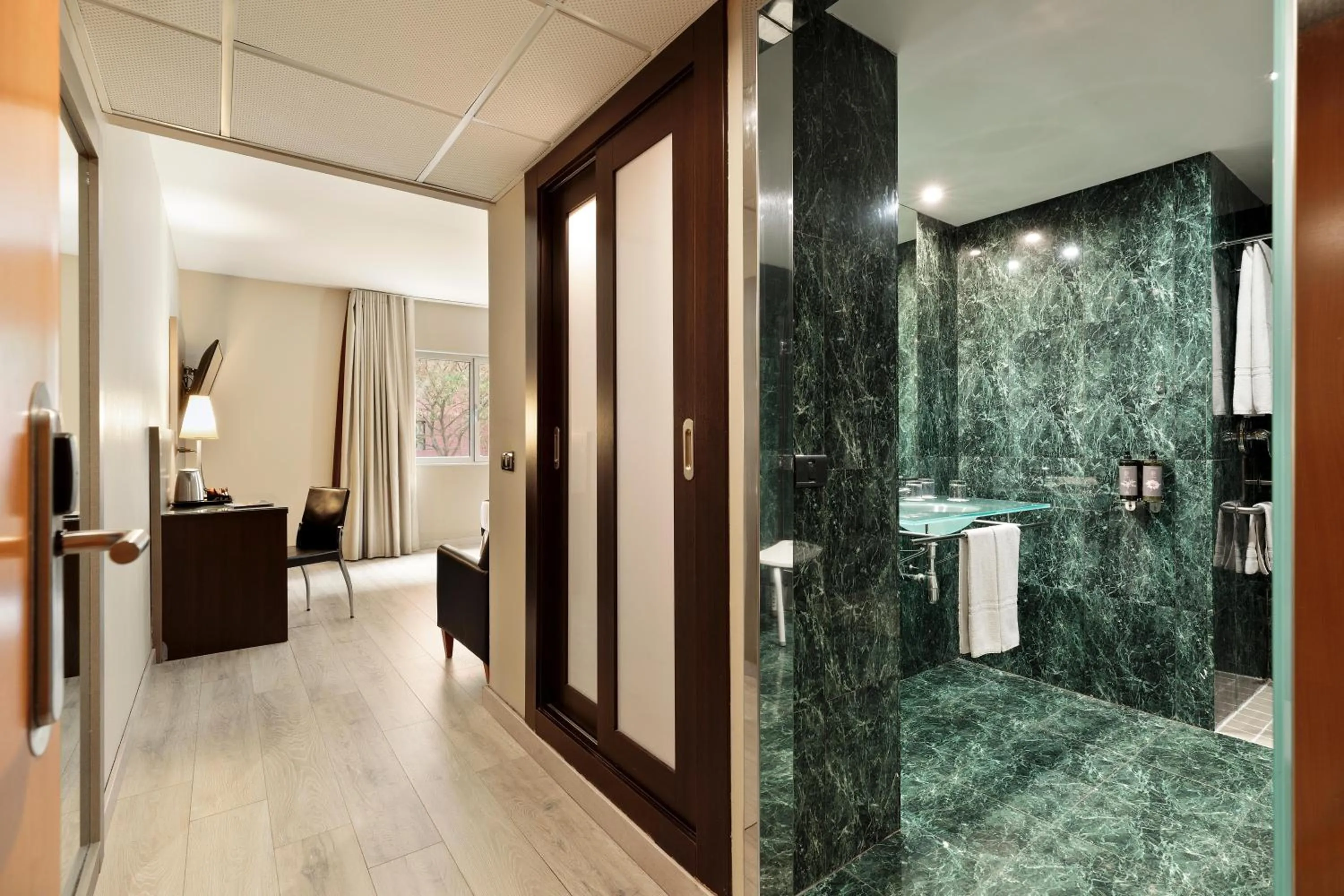 Photo of the whole room in Hotel Best Front Maritim