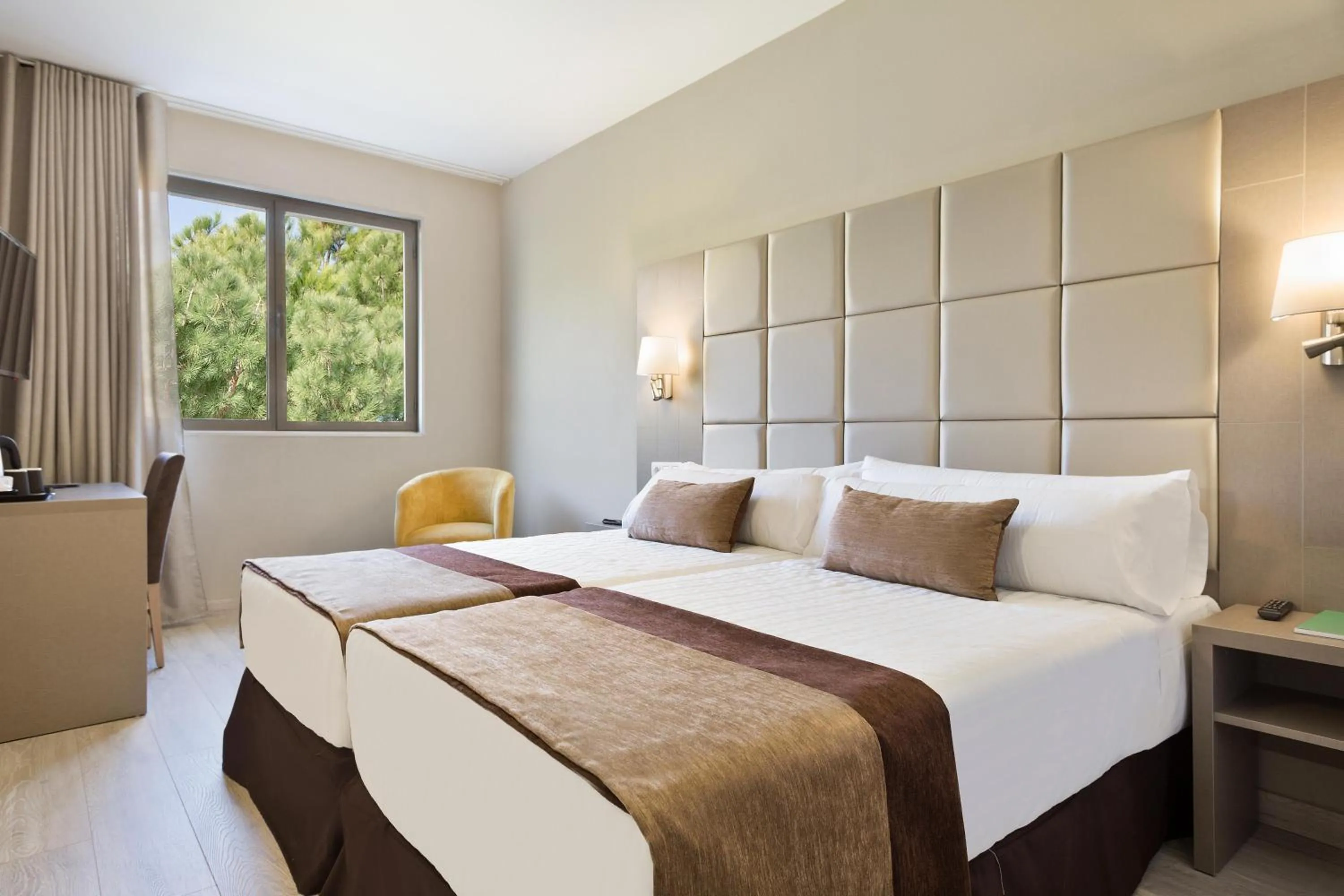 Photo of the whole room, Bed in Hotel Best Front Maritim