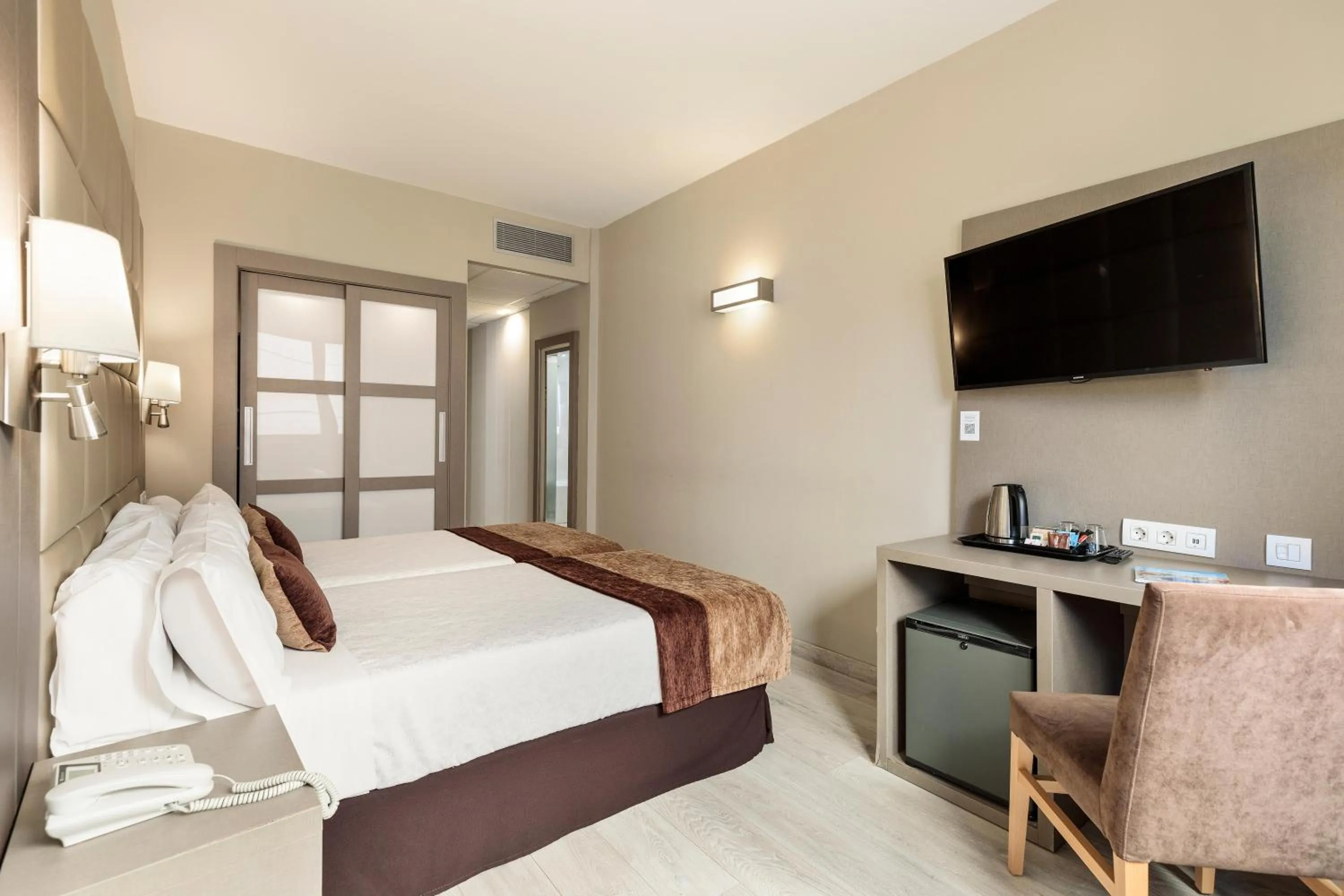 Photo of the whole room, Bed in Hotel Best Front Maritim