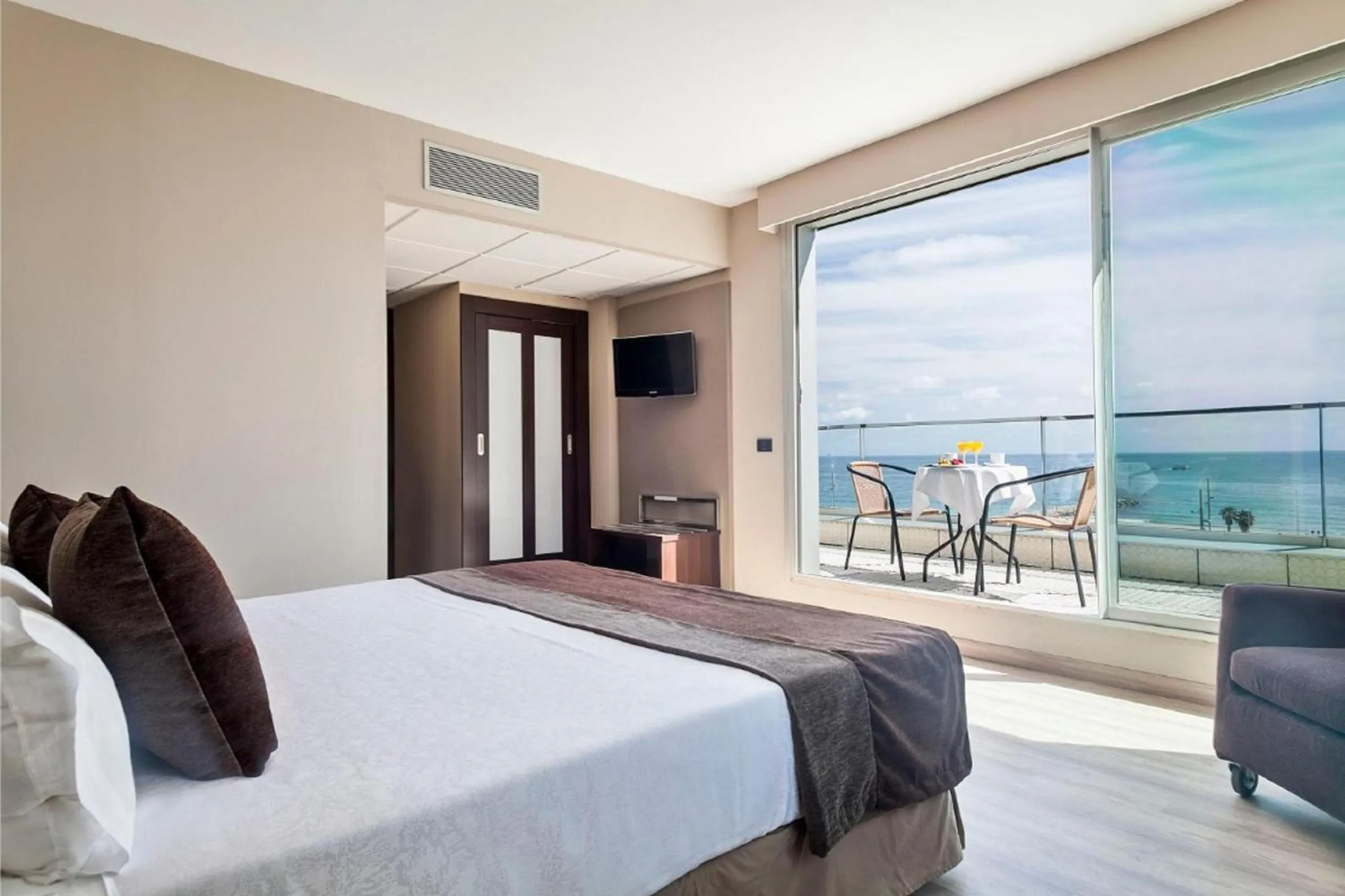 Photo of the whole room, Bed in Hotel Best Front Maritim