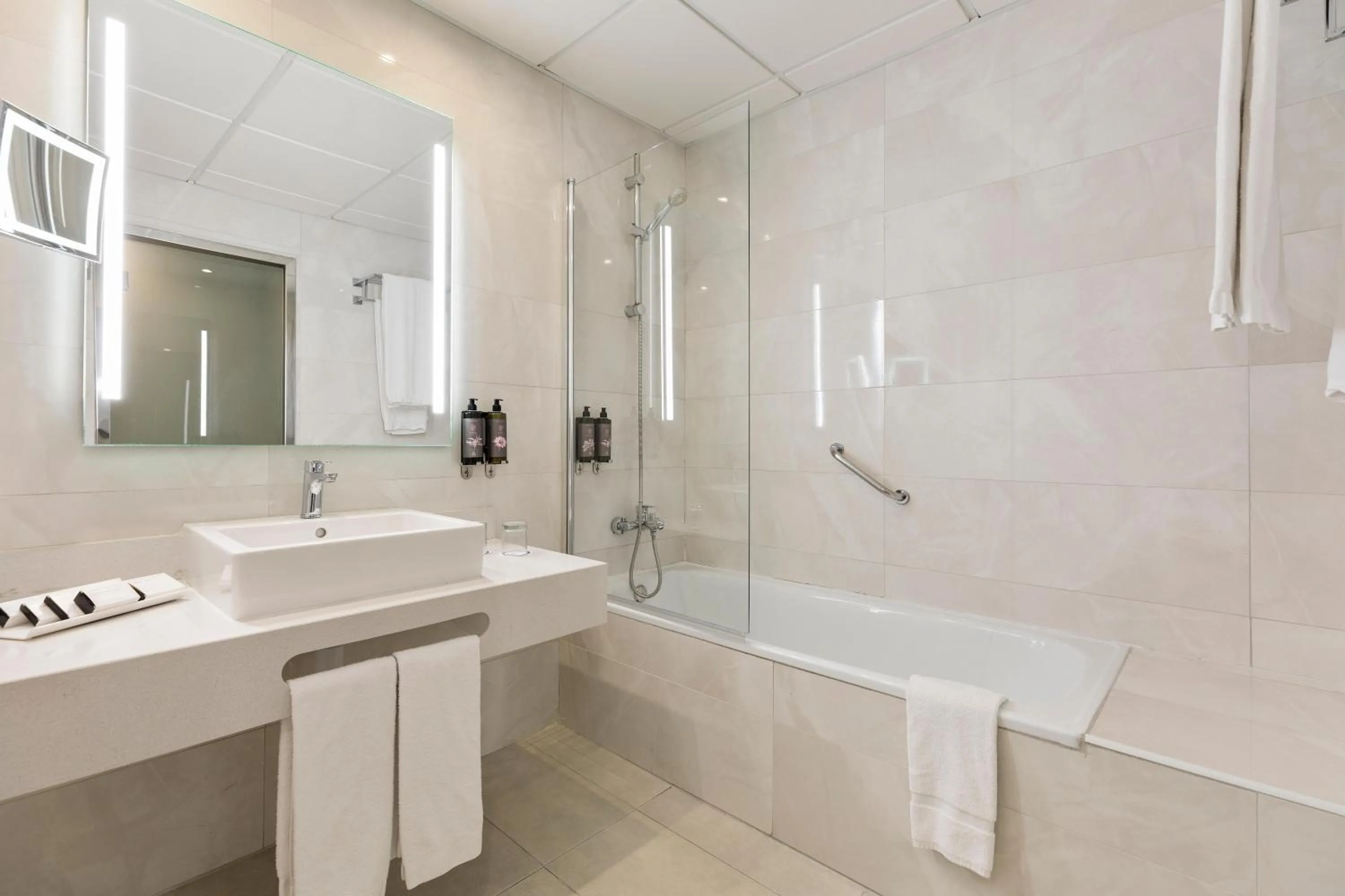 Bathroom in Hotel Best Front Maritim