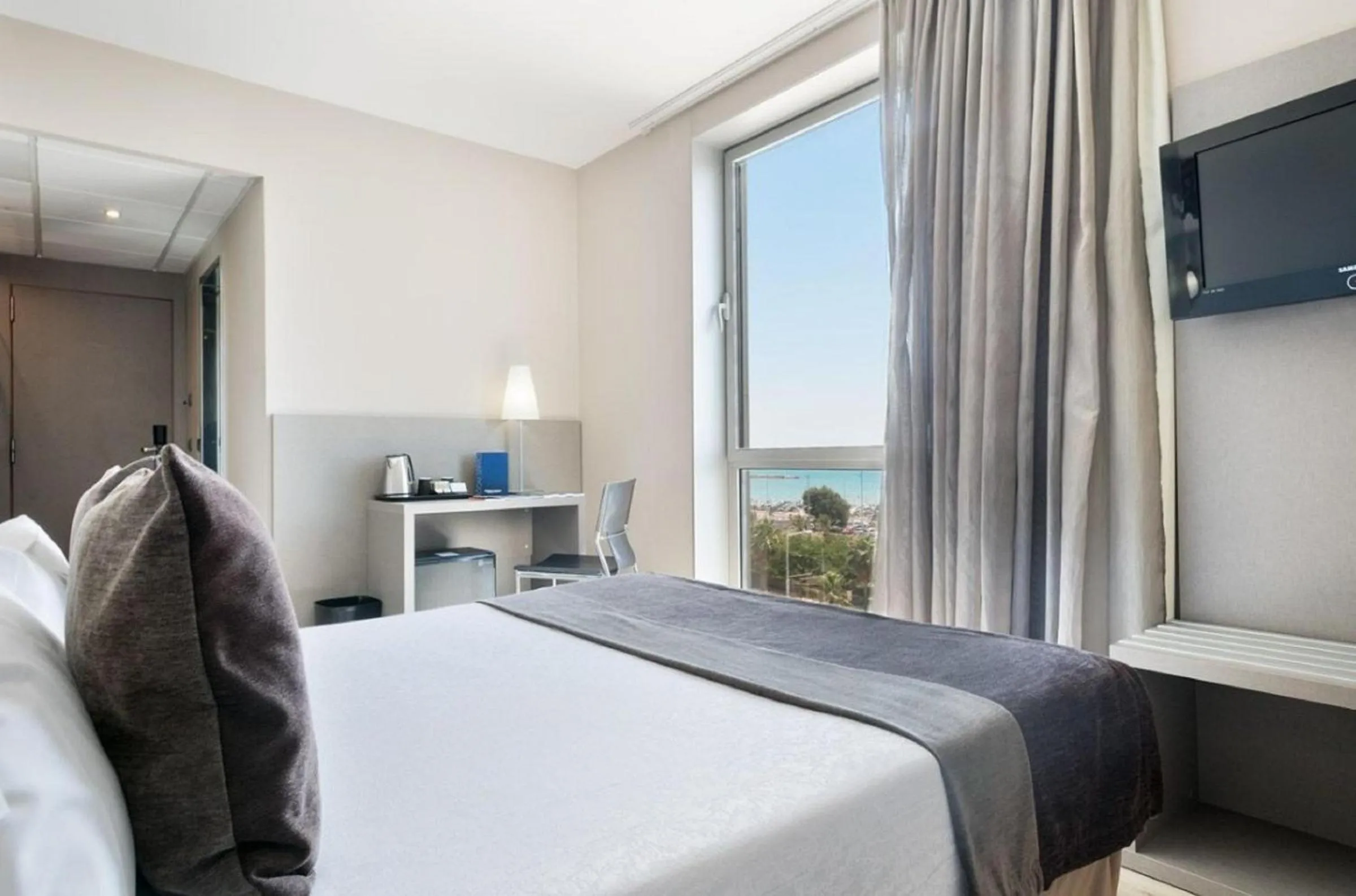 Photo of the whole room, Bed in Hotel Best Front Maritim