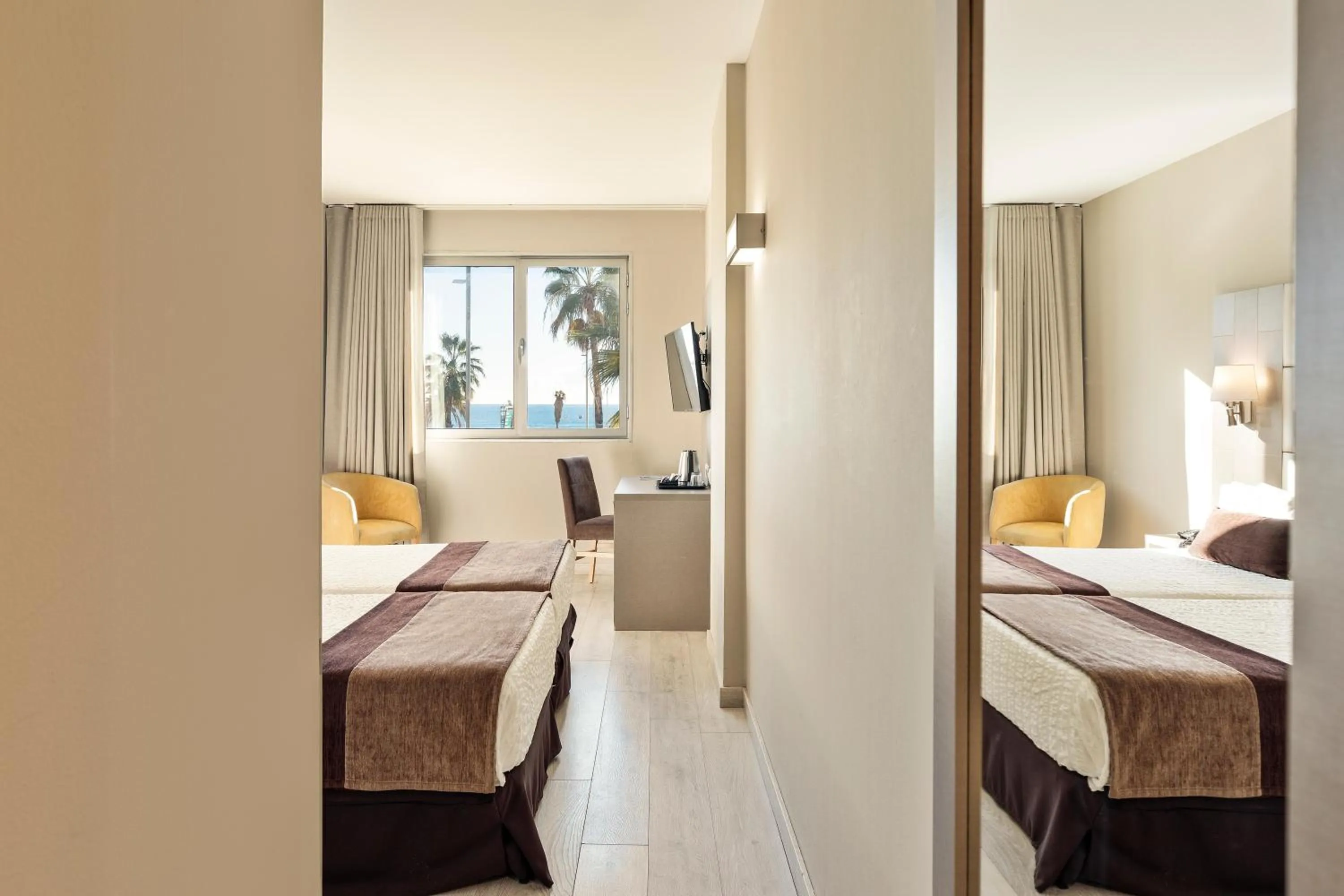 Photo of the whole room, Bed in Hotel Best Front Maritim